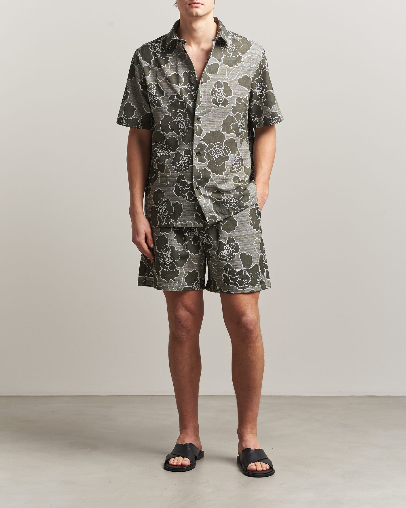 Mies | Shortsit | LES DEUX | Charlie Poppy AOP Shorts Olive Night