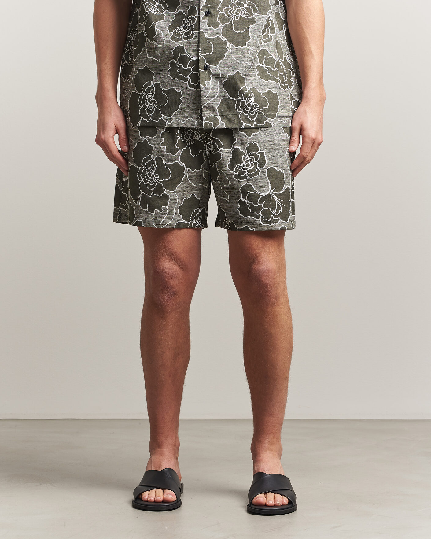 Mies | Shortsit | LES DEUX | Charlie Poppy AOP Shorts Olive Night