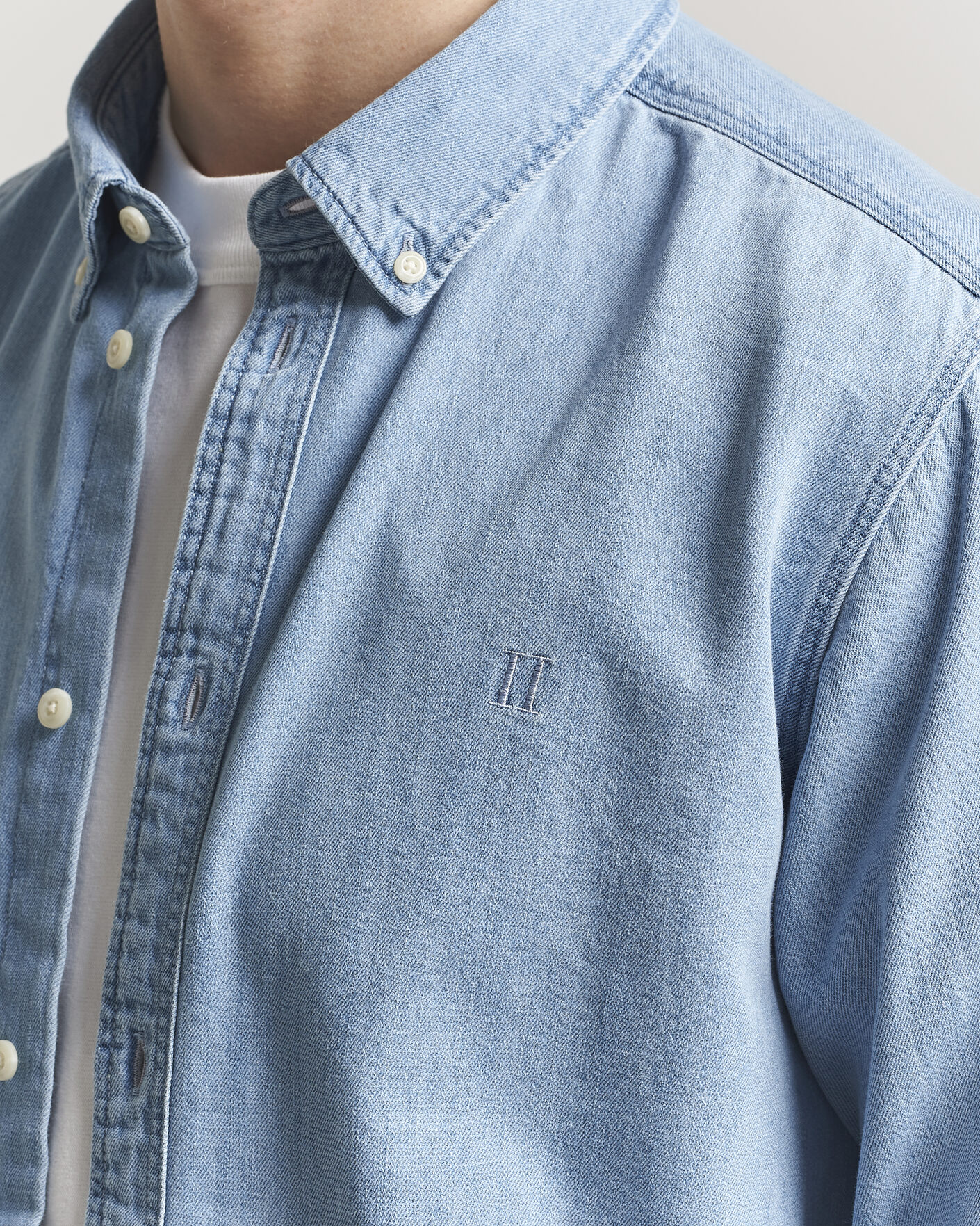 Mies | Kauluspaidat | LES DEUX | Konrad Denim Shirt Light Indigo Wash