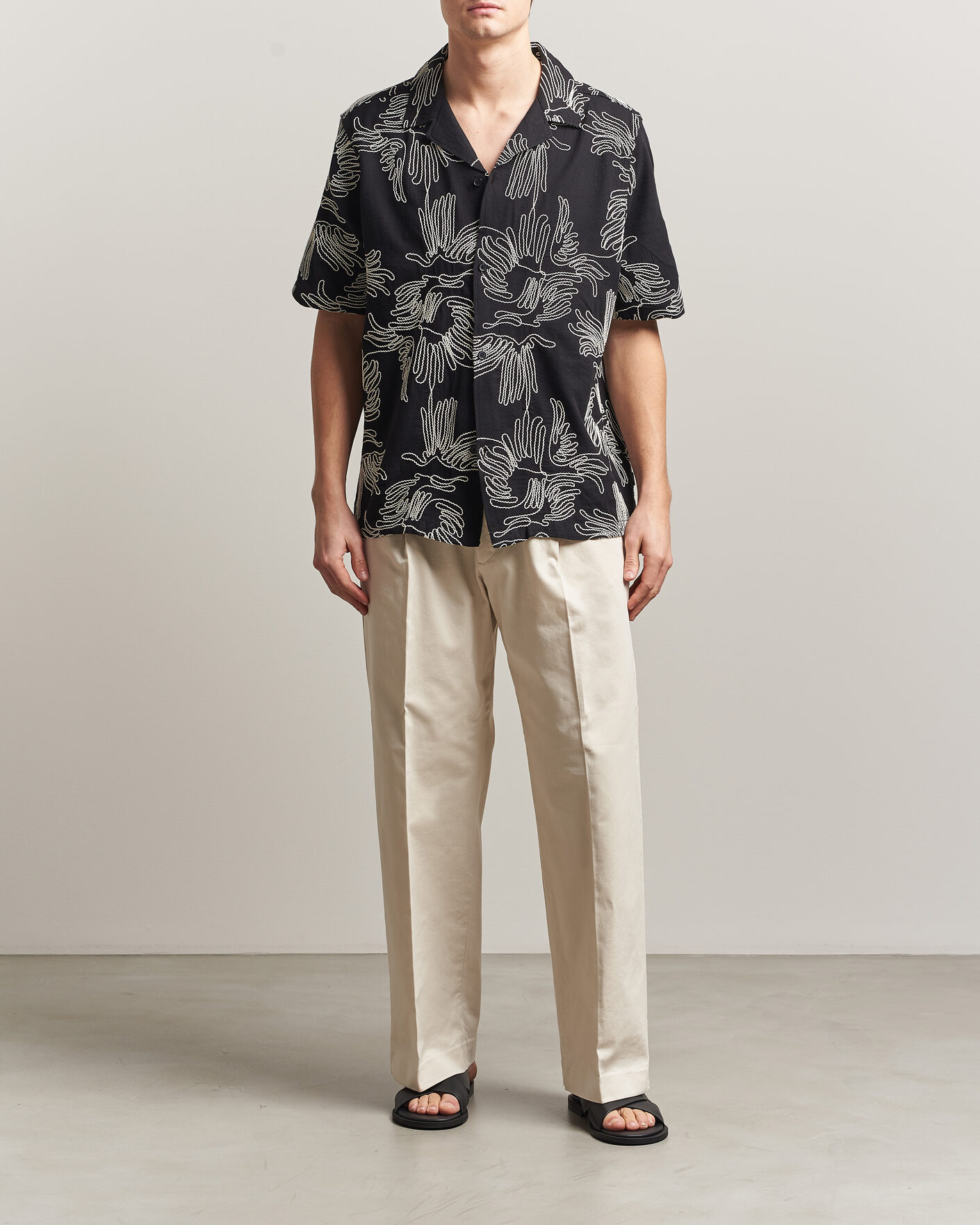 Mies | Kauluspaidat | LES DEUX | Liam AOE Flower Short Sleeve Shirt Black