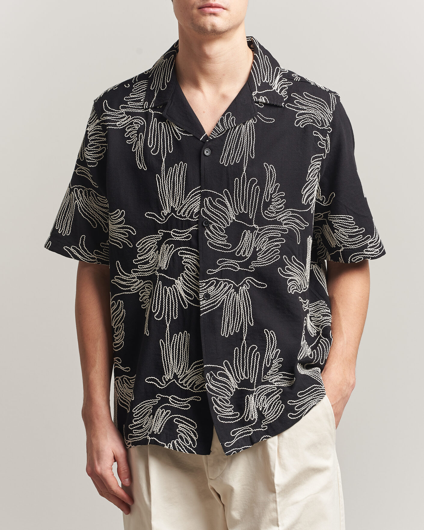 Mies | Kauluspaidat | LES DEUX | Liam AOE Flower Short Sleeve Shirt Black