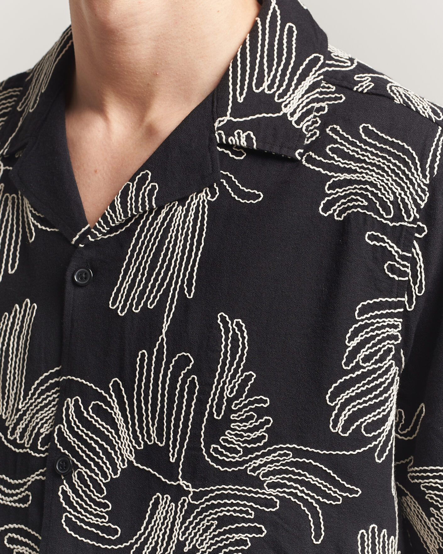 Mies | Kauluspaidat | LES DEUX | Liam AOE Flower Short Sleeve Shirt Black