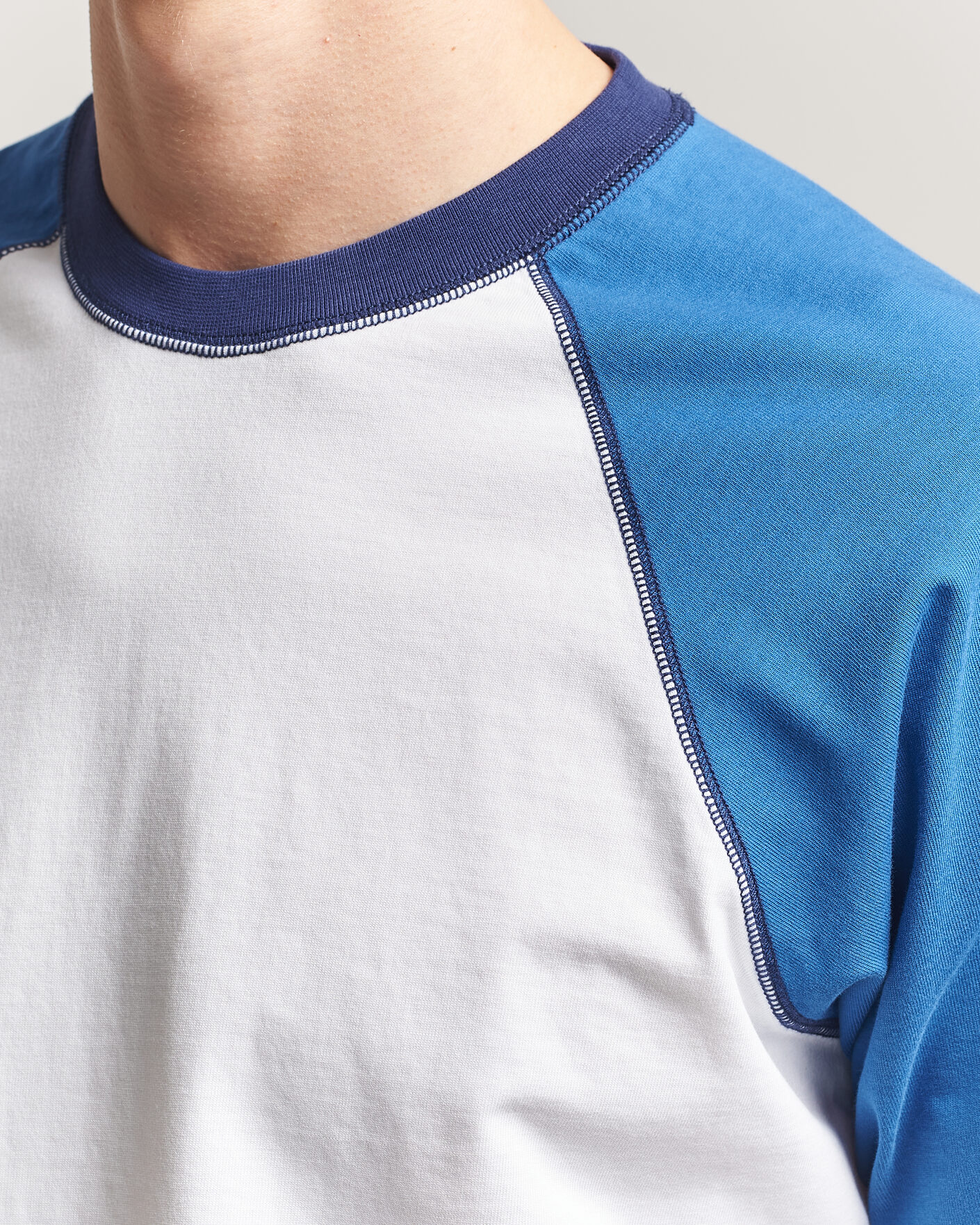 Mies | T-paidat | Drake's | Two Tone Raglan T-Shirt White/Blue