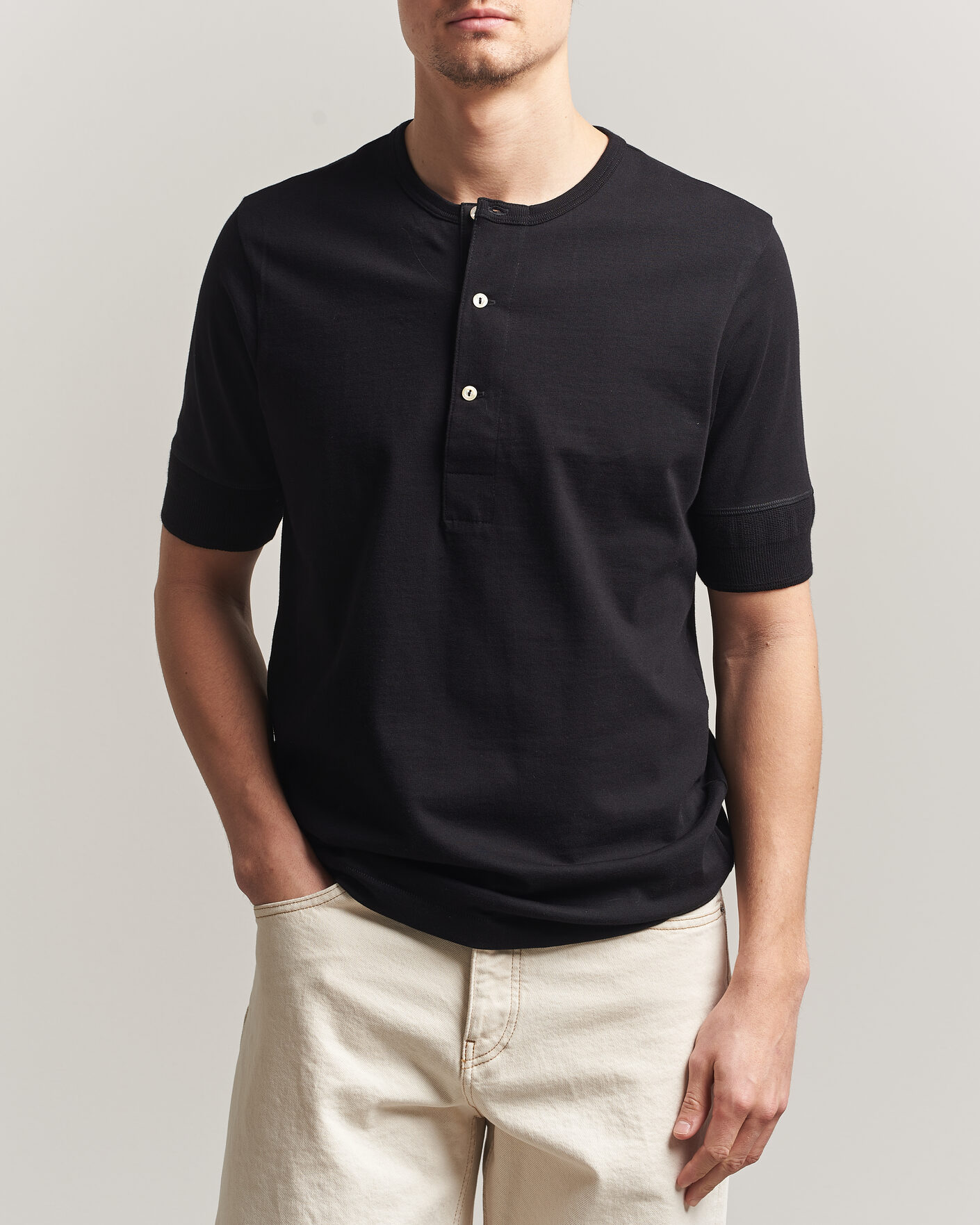 Mies | T-paidat | Merz b. Schwanen | Classic Organic Cotton Short Sleeve Henley Black