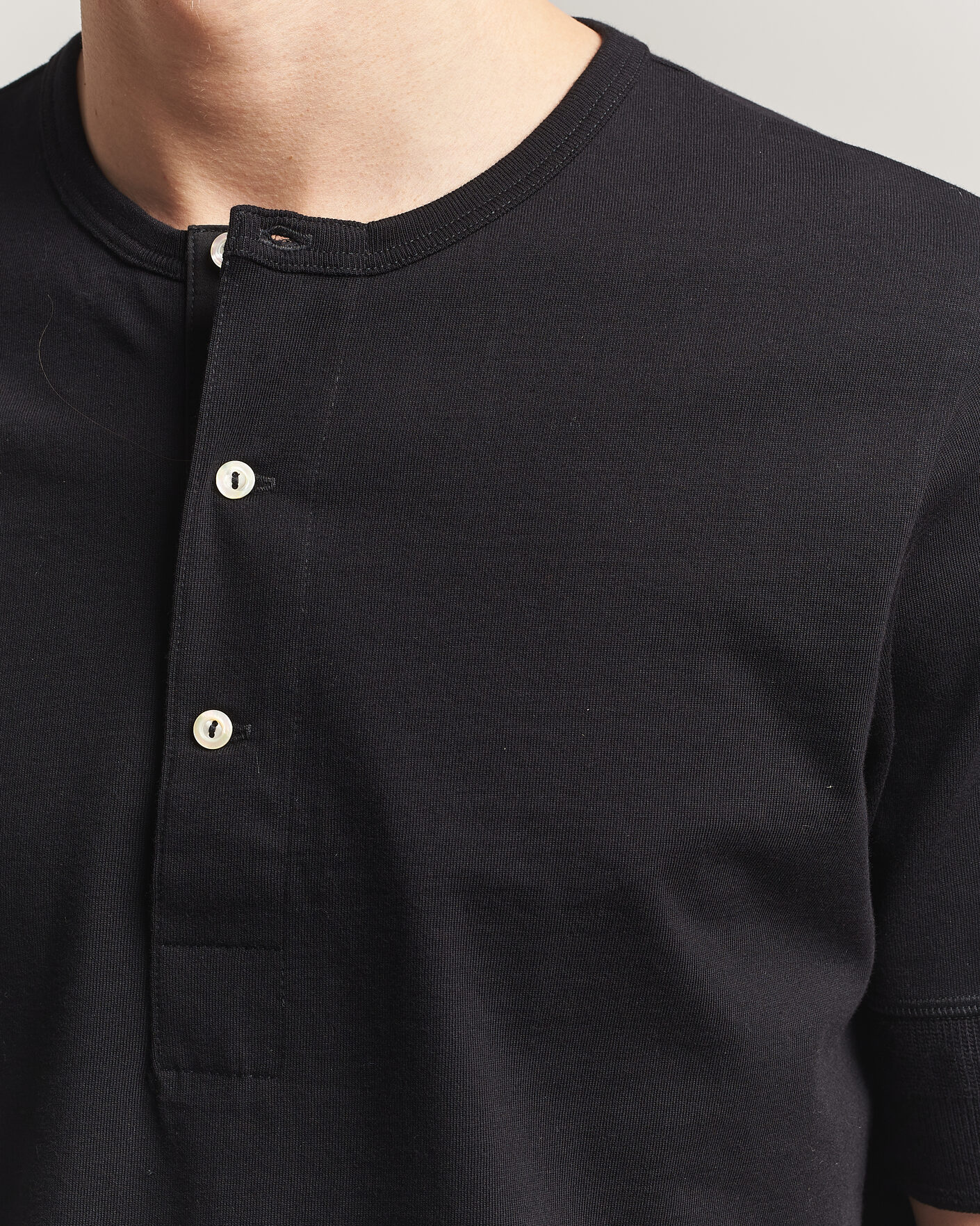 Mies | T-paidat | Merz b. Schwanen | Classic Organic Cotton Short Sleeve Henley Black