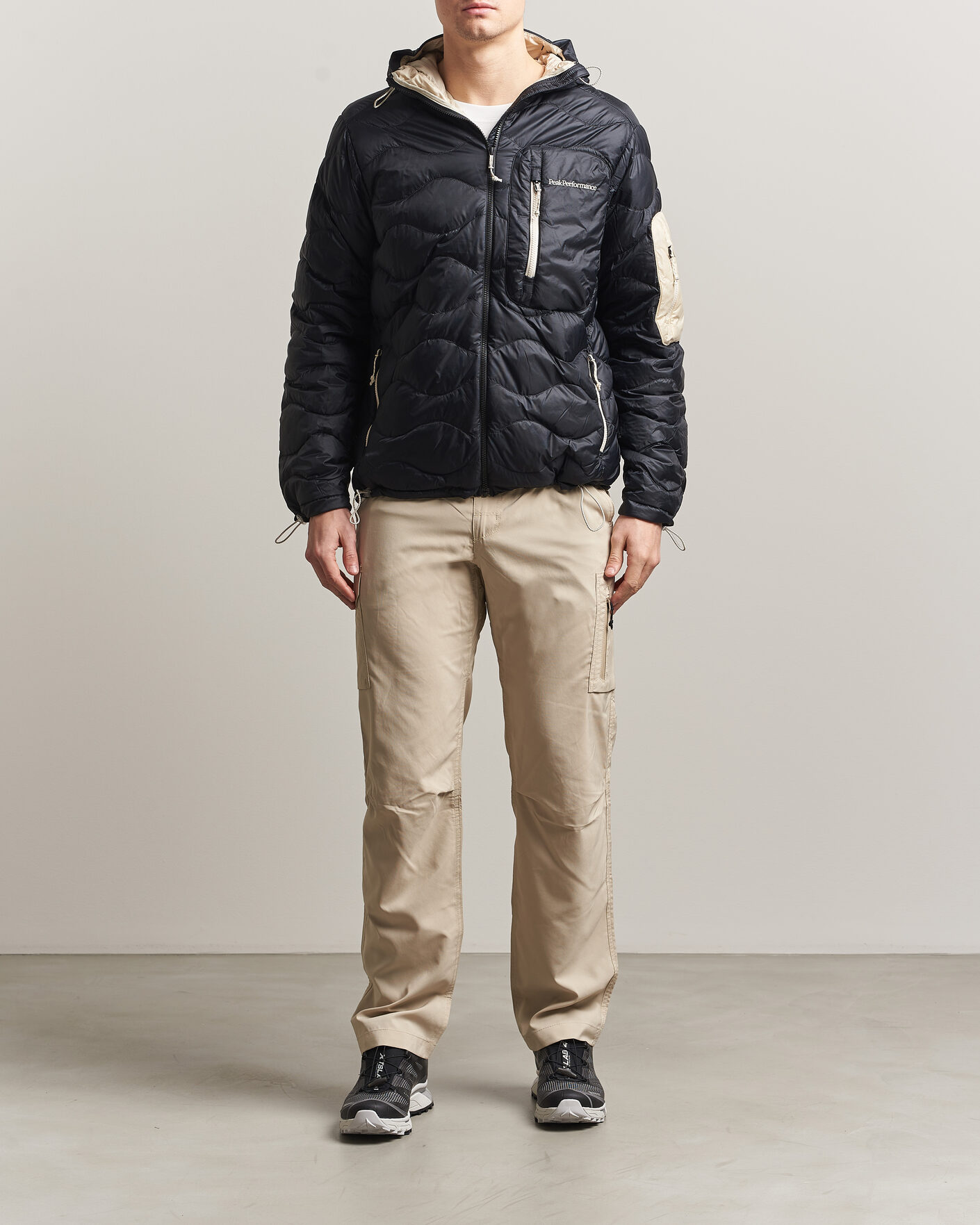 Mies | Takit | Peak Performance | Helium Utility Down Hooded Jacket Black/Sand Fog
