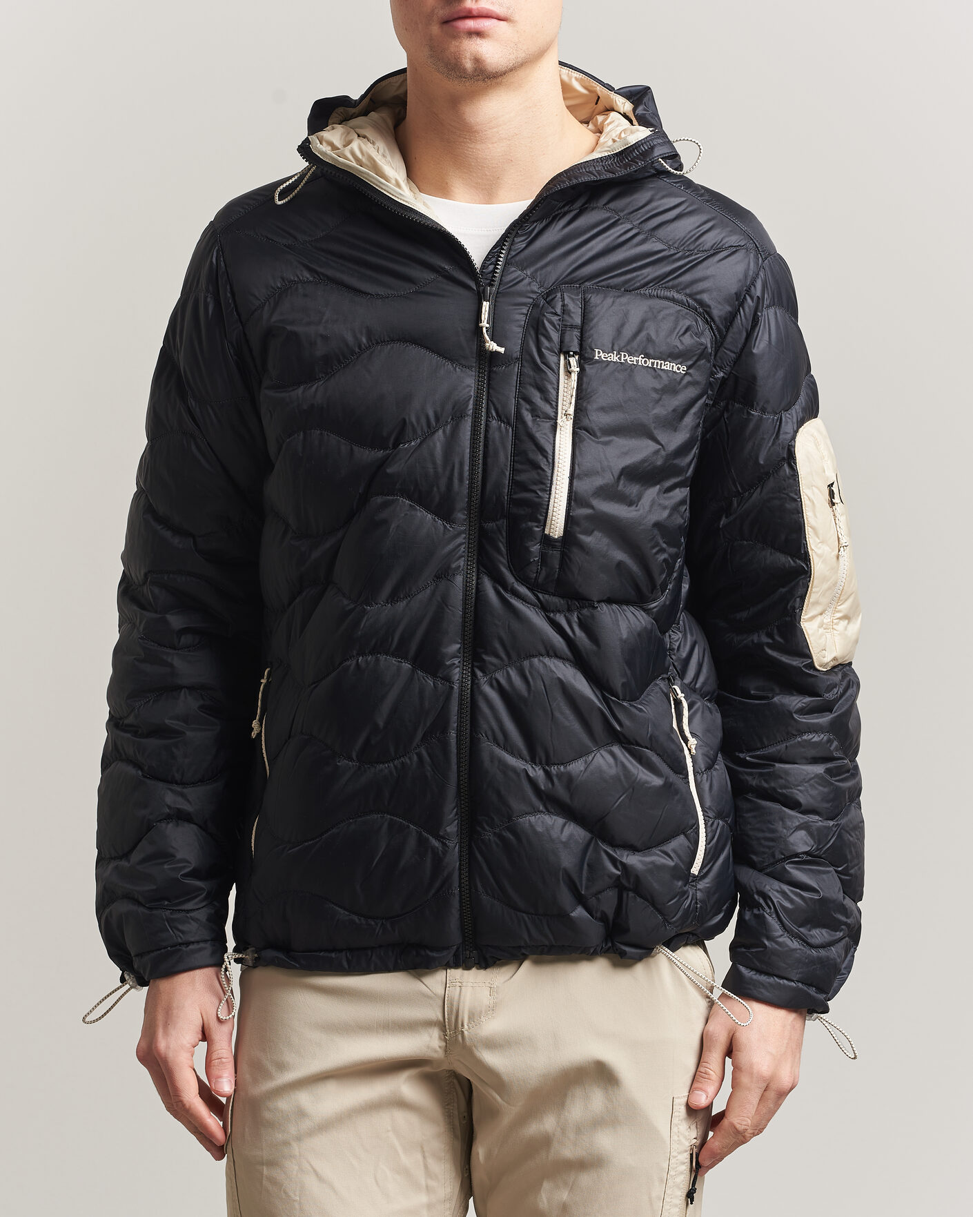 Mies | Takit | Peak Performance | Helium Utility Down Hooded Jacket Black/Sand Fog