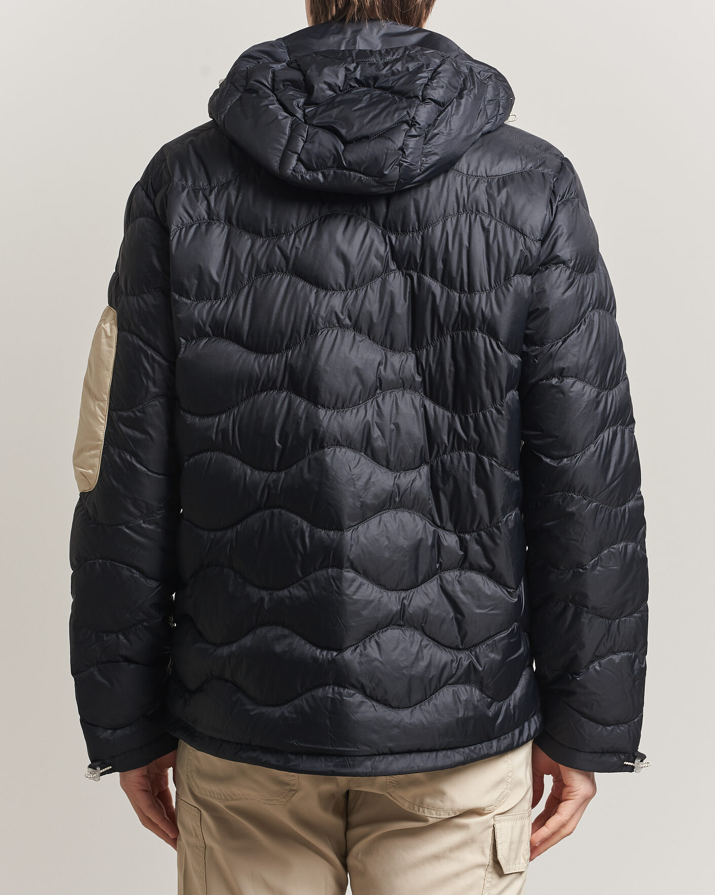 Mies | Takit | Peak Performance | Helium Utility Down Hooded Jacket Black/Sand Fog