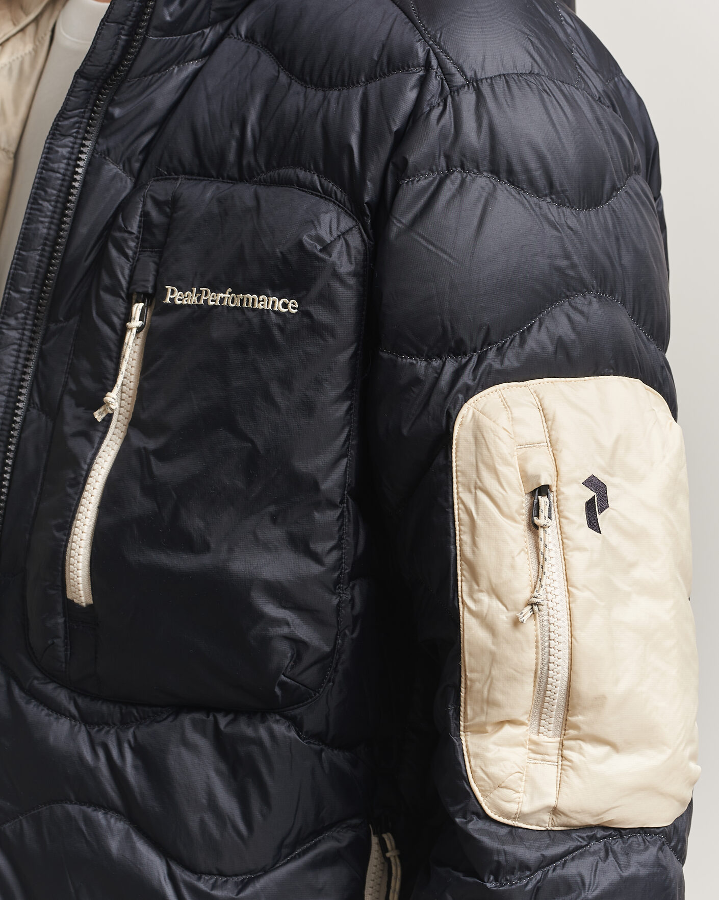 Mies | Takit | Peak Performance | Helium Utility Down Hooded Jacket Black/Sand Fog