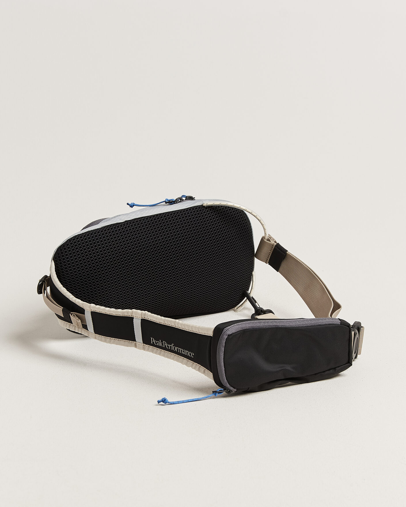 Mies | Laukut | Peak Performance | Outdoor Sling Bag Summit Smoke
