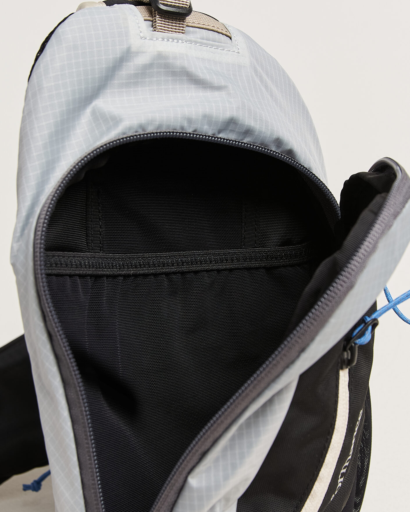 Mies | Laukut | Peak Performance | Outdoor Sling Bag Summit Smoke