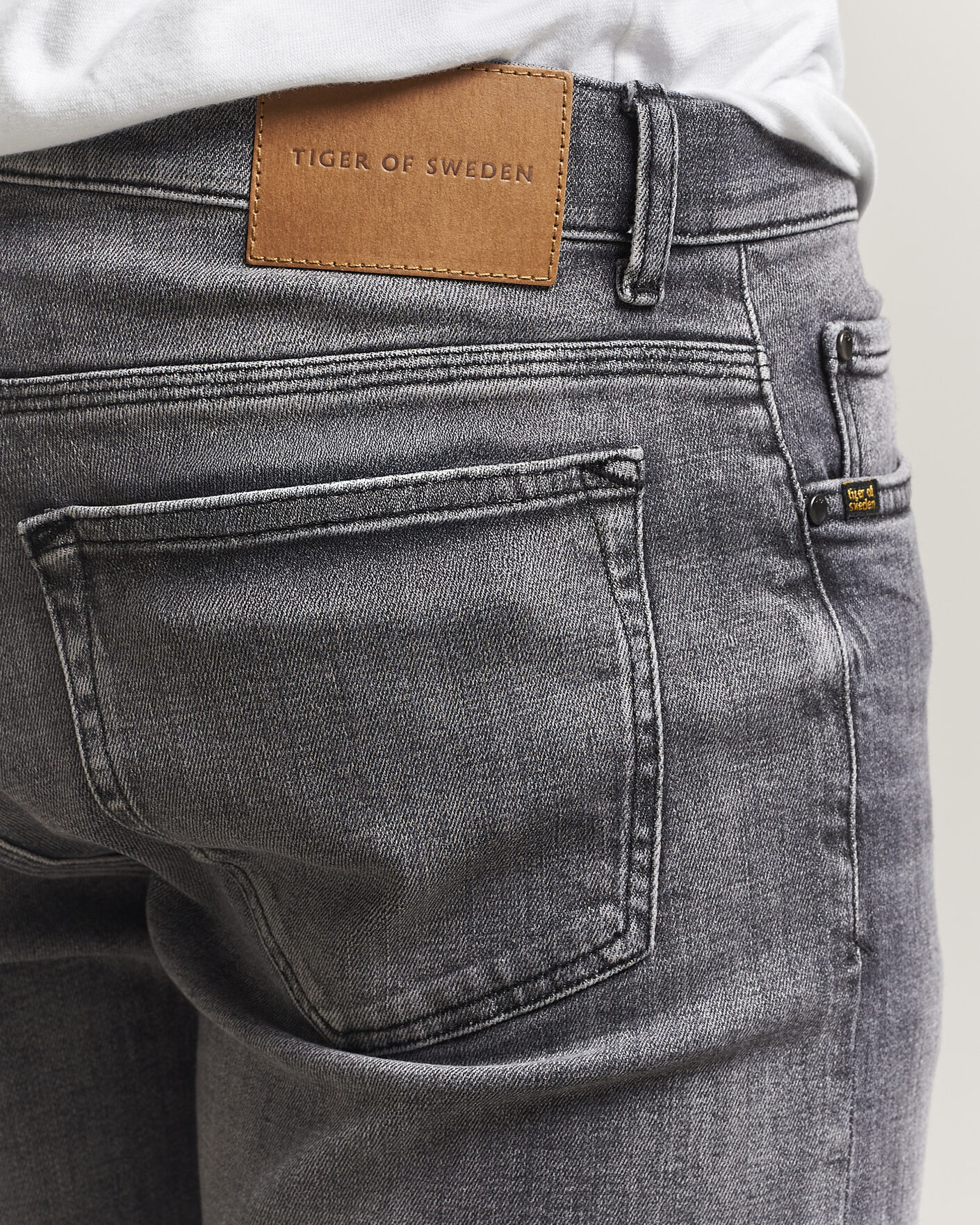 Mies | Farkut | Tiger of Sweden | Evolve Jeans Washed Black