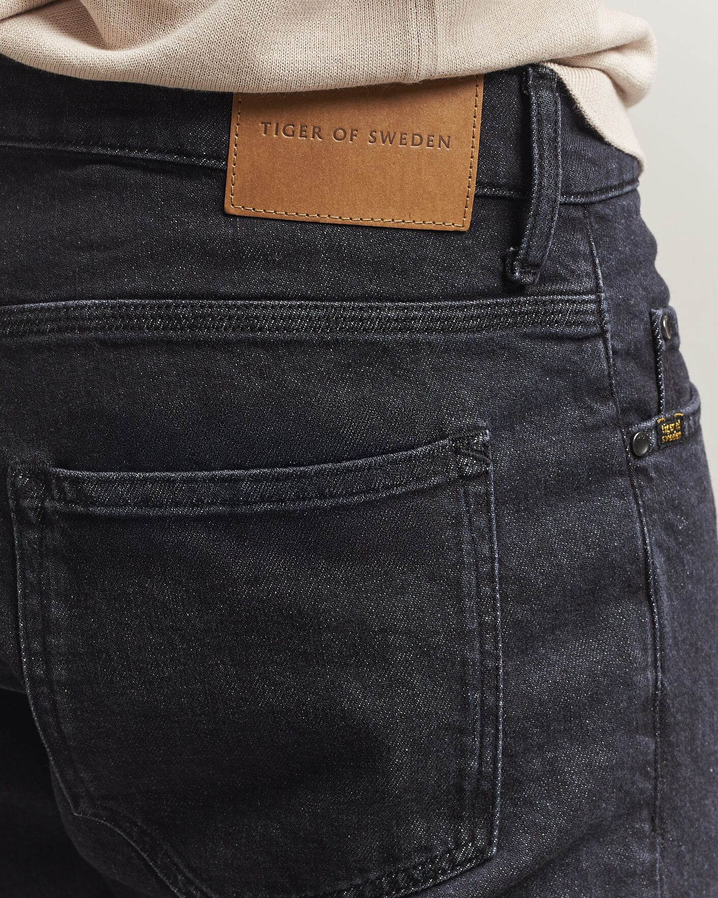 Mies | Farkut | Tiger of Sweden | Pistolero Jeans Washed Black