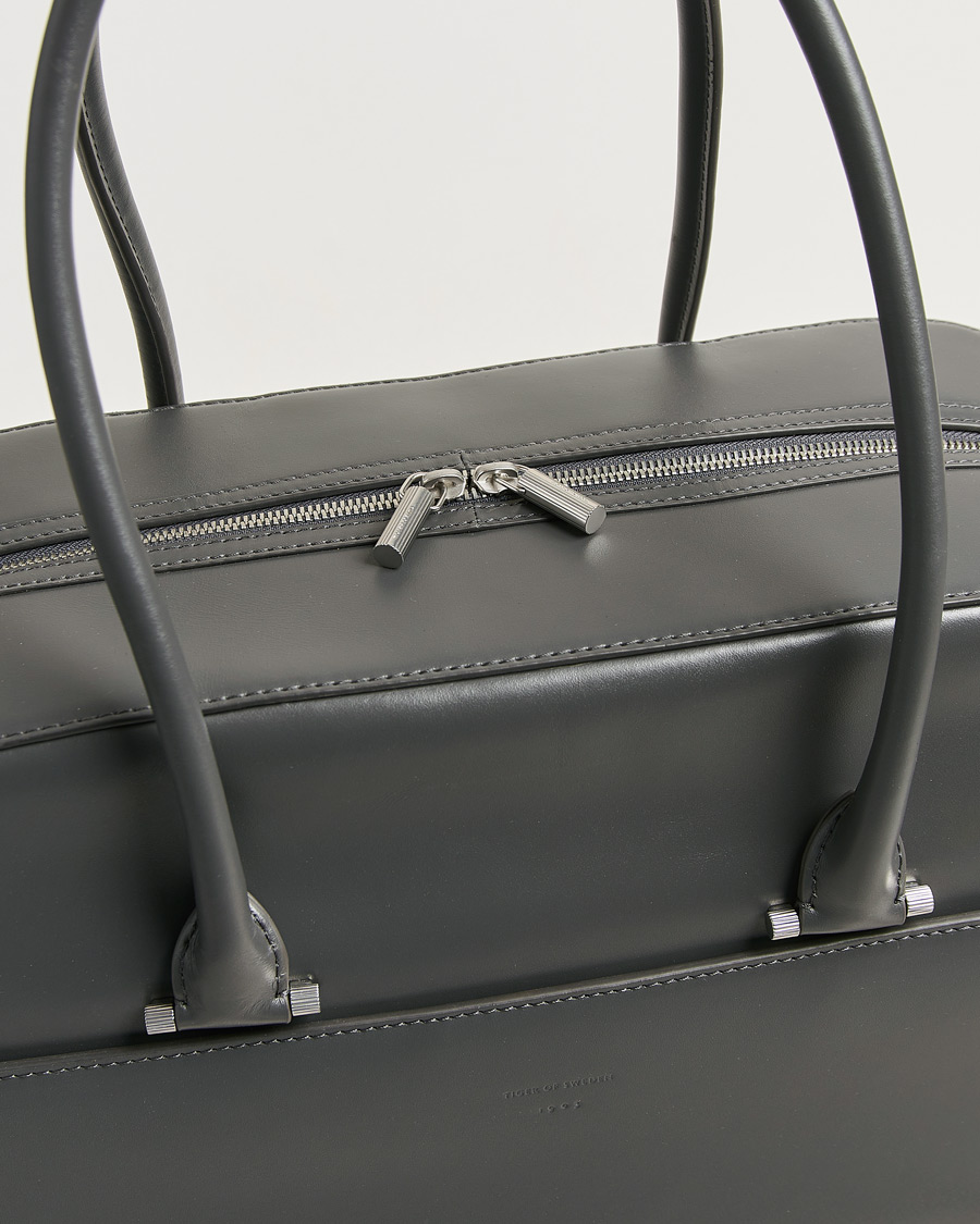 Mies | Laukut | Tiger of Sweden | Navisa Smooth Leather Weekendbag Jet Grey