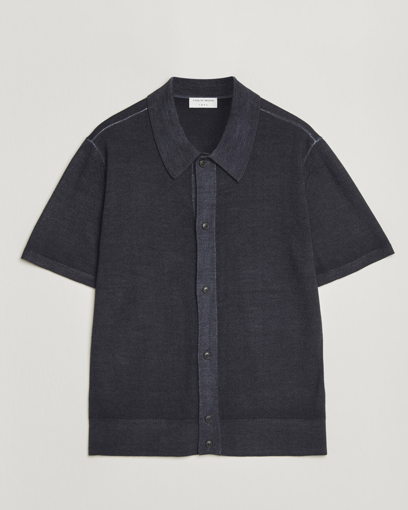 Mies | Kauluspaidat | Tiger of Sweden | Araawen Merino Knitted Short Sleeve Shirt Light Ink