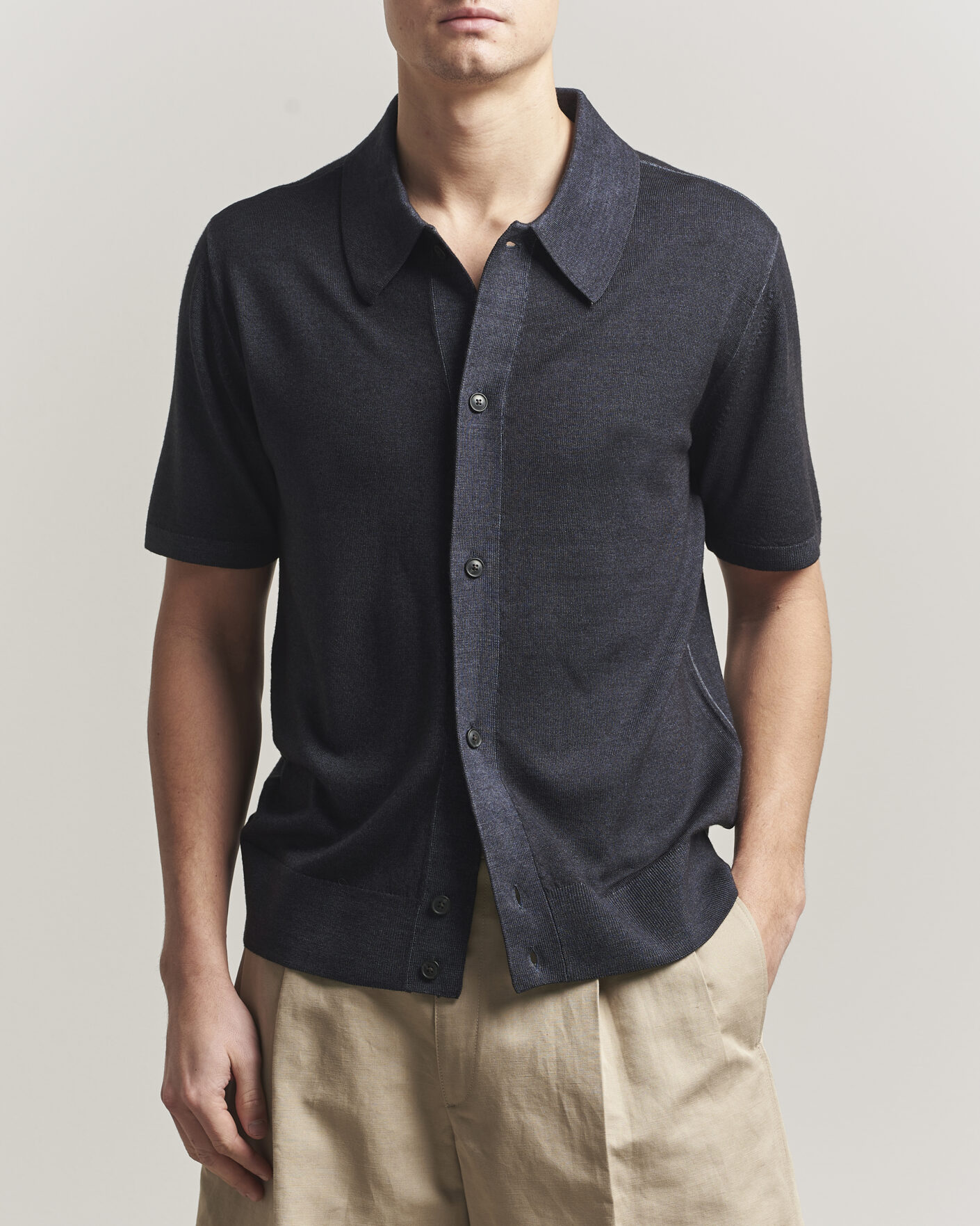 Mies | Kauluspaidat | Tiger of Sweden | Araawen Merino Knitted Short Sleeve Shirt Light Ink