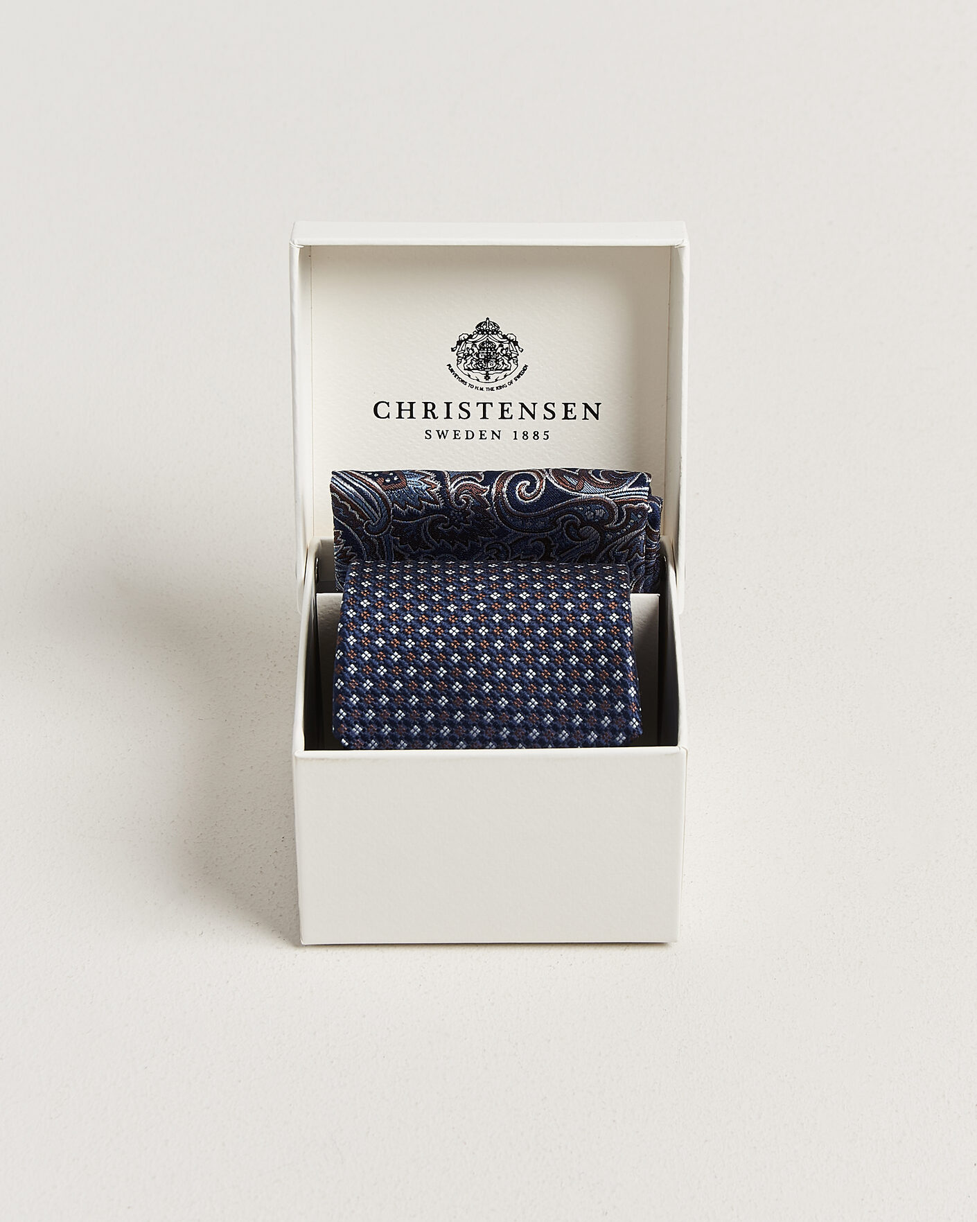 Mies | Solmiot | Amanda Christensen | Box Set Printed Silk 8cm Tie With Pocket Square Navy/Brown