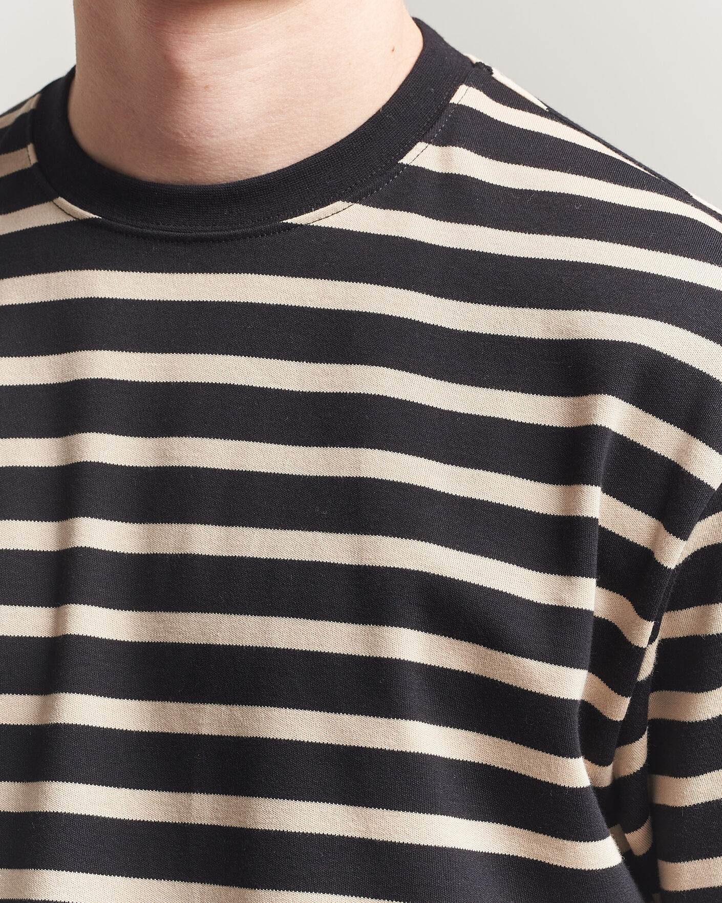 Mies | T-paidat | Filippa K | Striped Crew Neck T-Shirt Black/Pearl