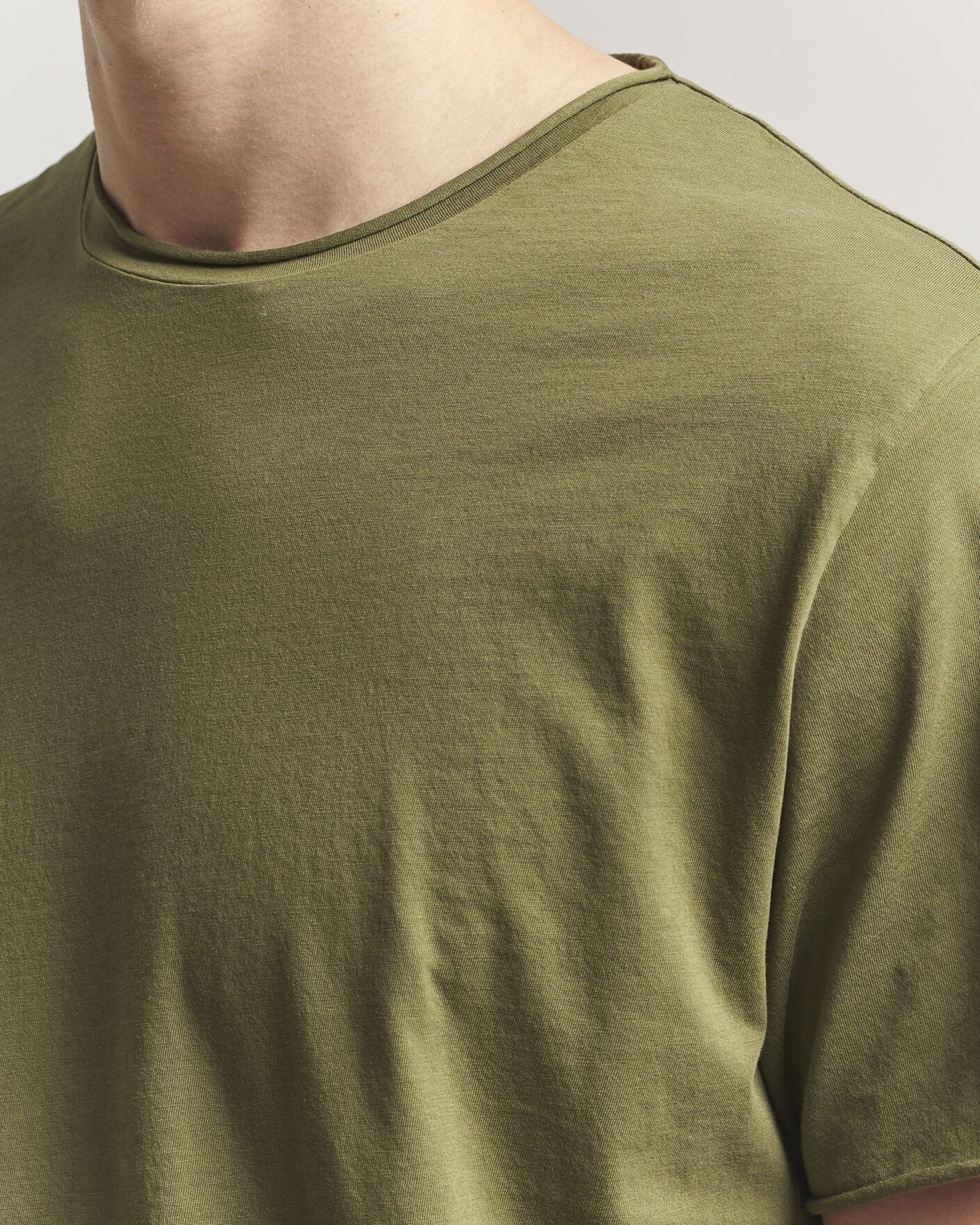 Mies | T-paidat | Filippa K | Roll Neck Crew Neck T-Shirt Laurel Green