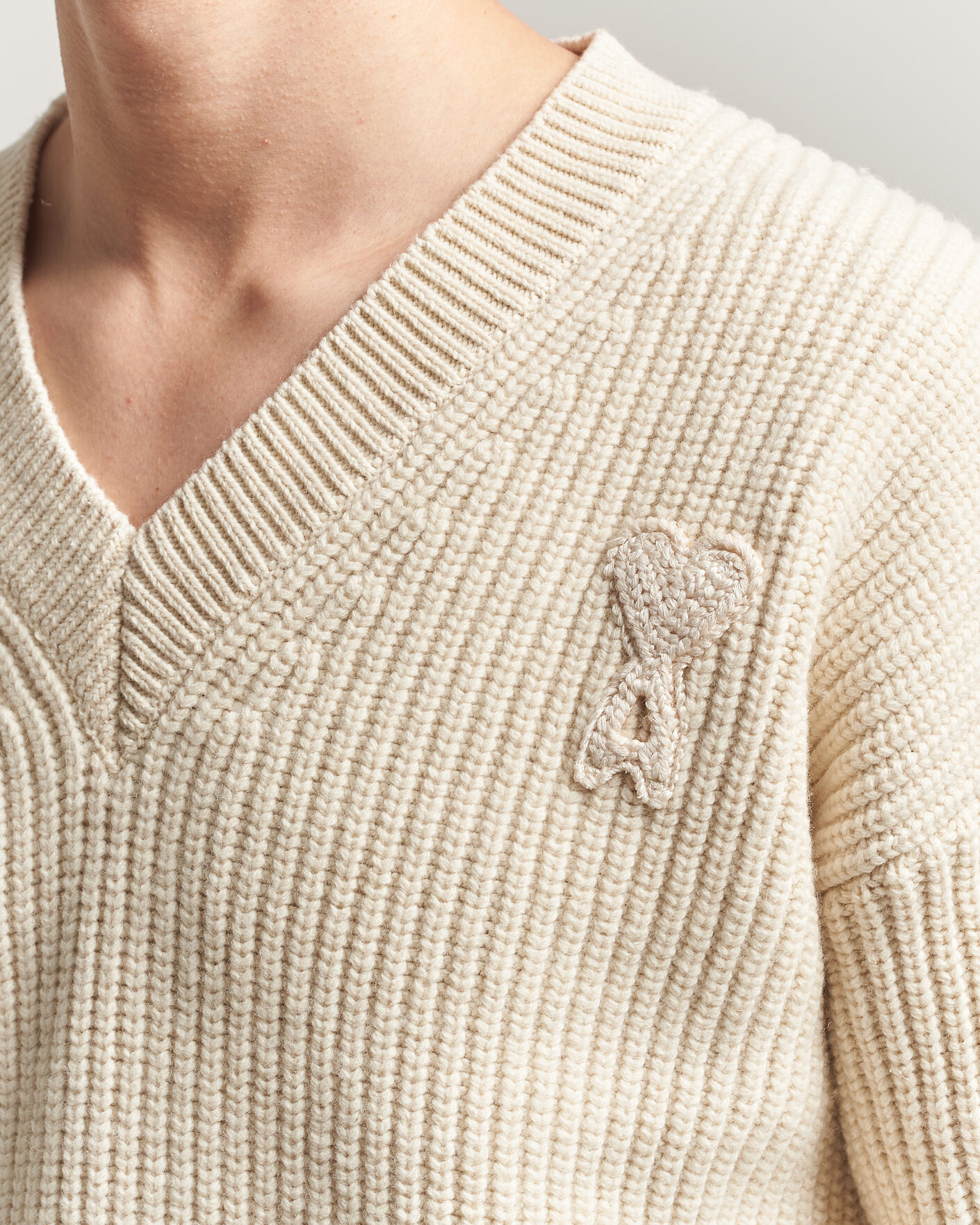 Mies | Puserot | AMI | Wool/Cotton Ribbed V-Neck Creme