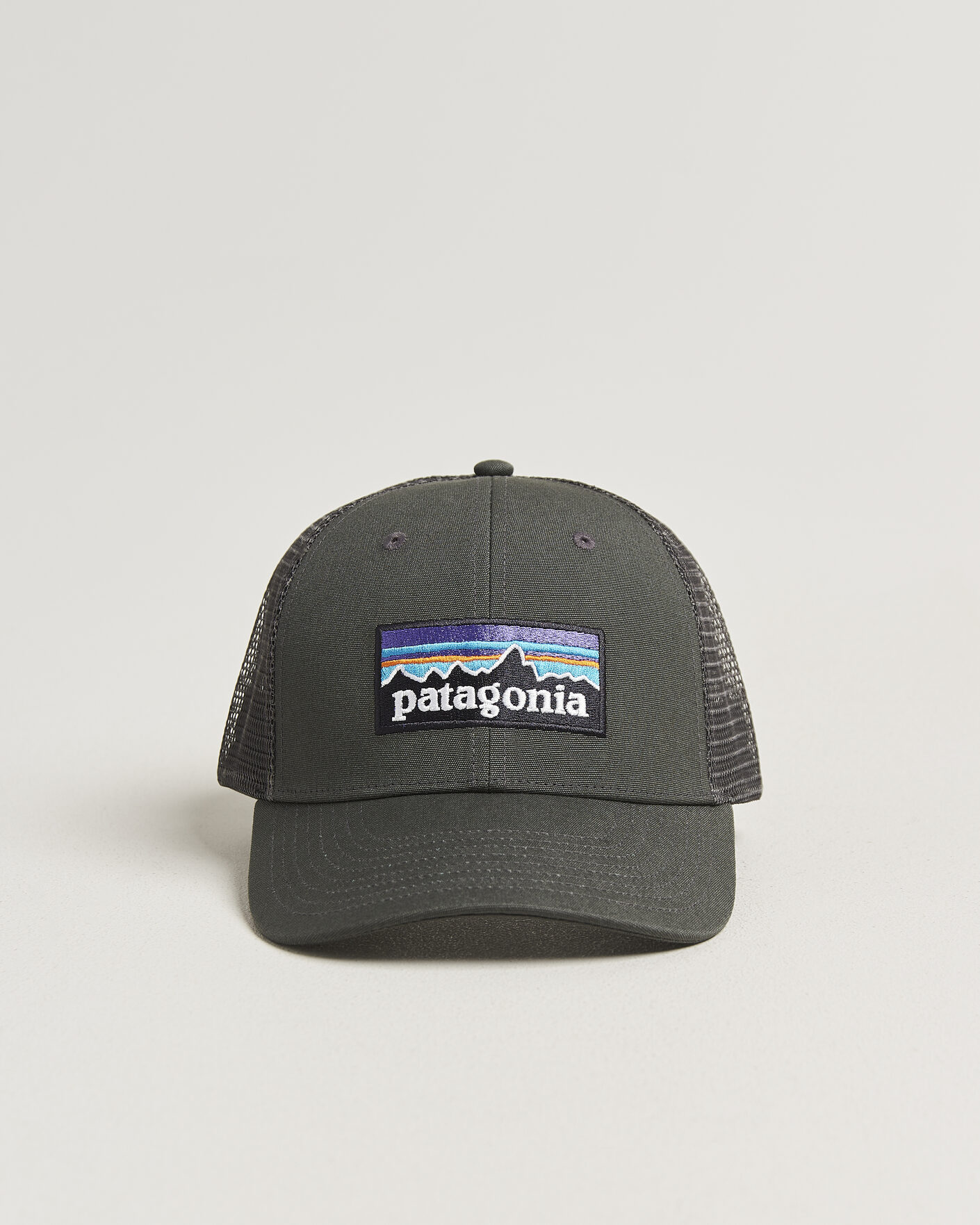 Mies | Päähineet | Patagonia | P-6 Logo LoPro Trucker Hat Forge Grey