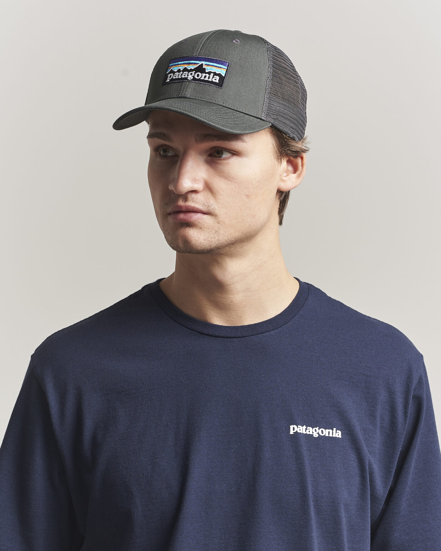 Mies | Päähineet | Patagonia | P-6 Logo LoPro Trucker Hat Forge Grey
