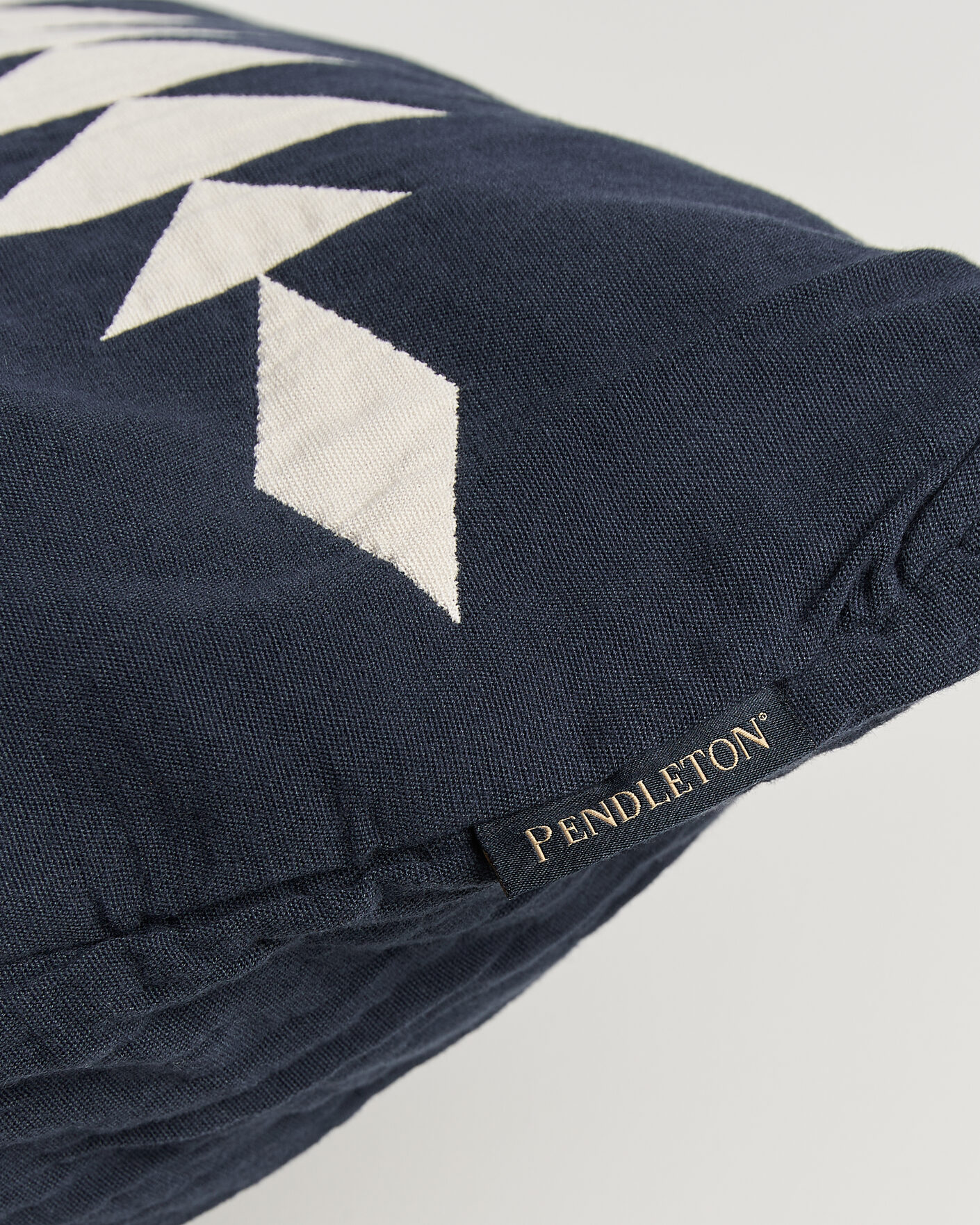 Mies | Kotiin | Pendleton | Organic Cotton Matelasse Pillow Midnight Nova