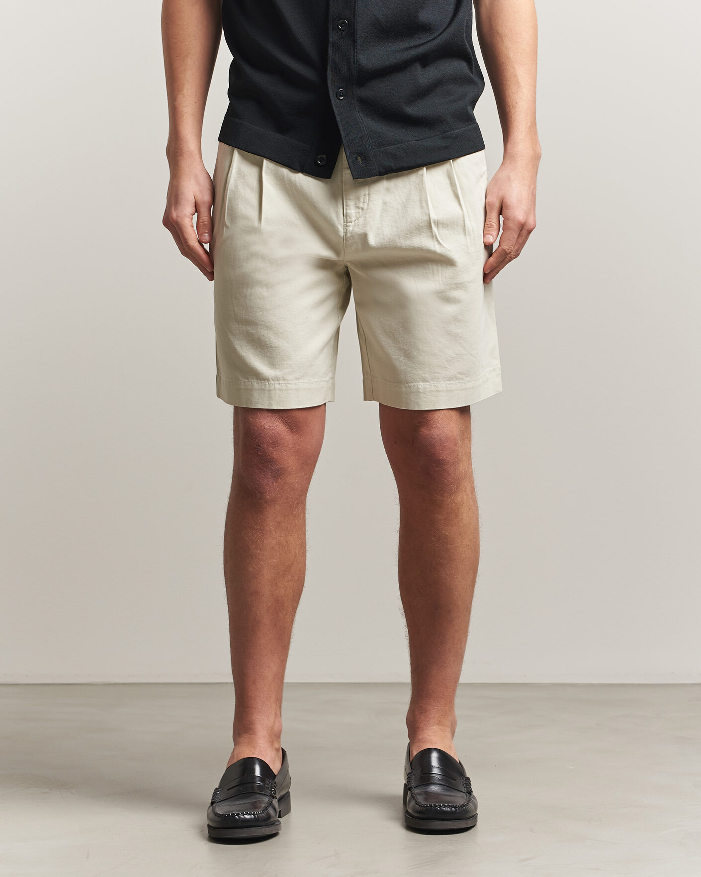 Mies | Shortsit | GANT | Relaxed Light Canvas Pleated Shorts Sand