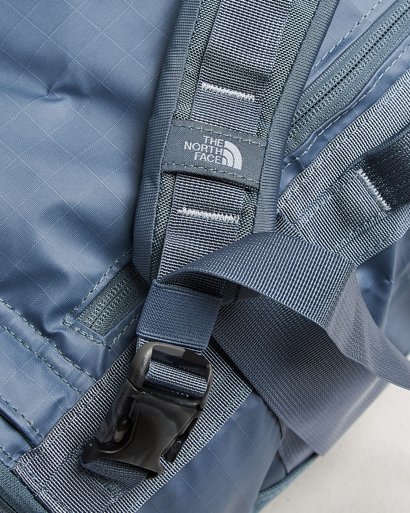 Mies | Laukut | The North Face | Base Camp Voyager Duffel 42 Granite Grey