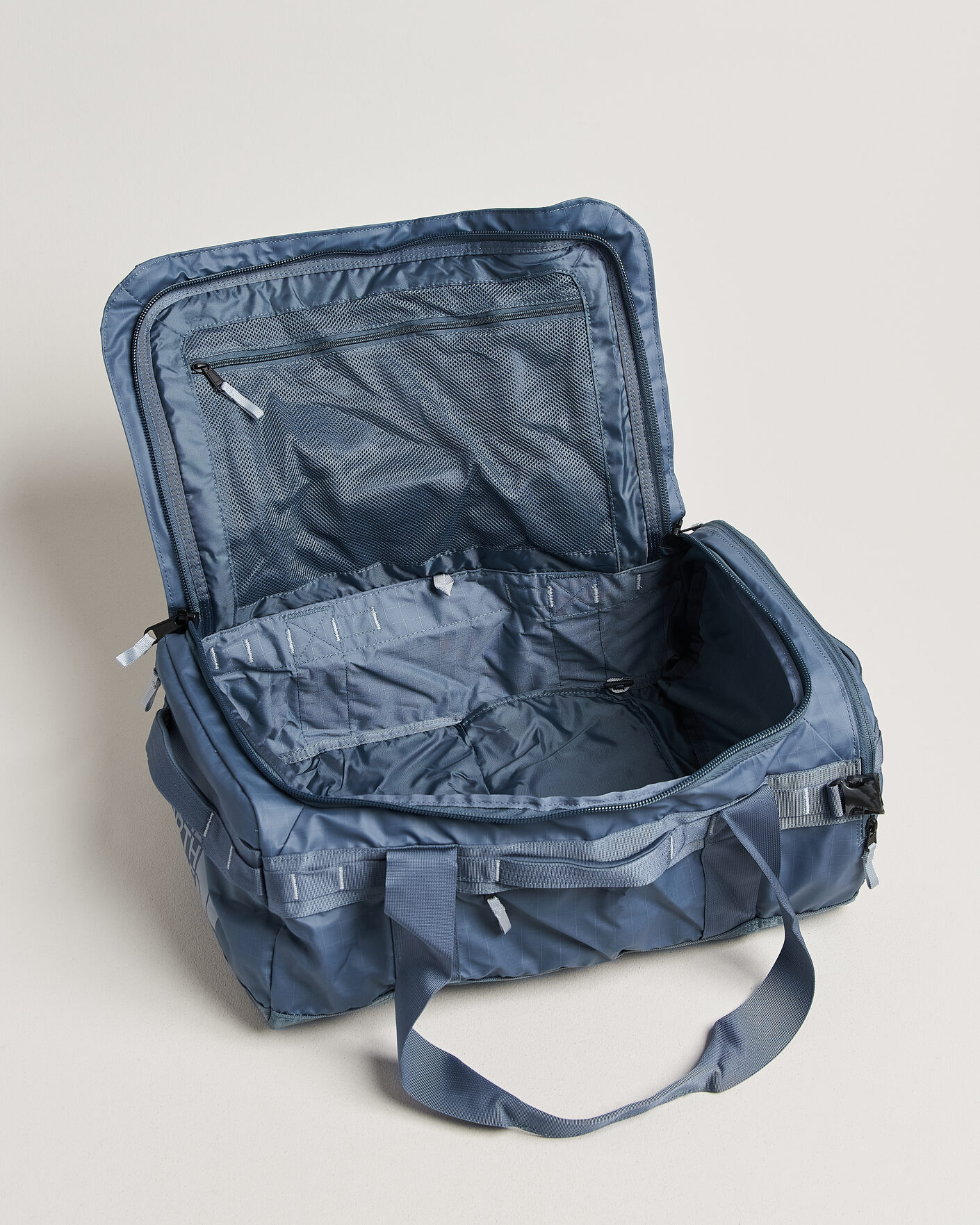Mies | Laukut | The North Face | Base Camp Voyager Duffel 42 Granite Grey