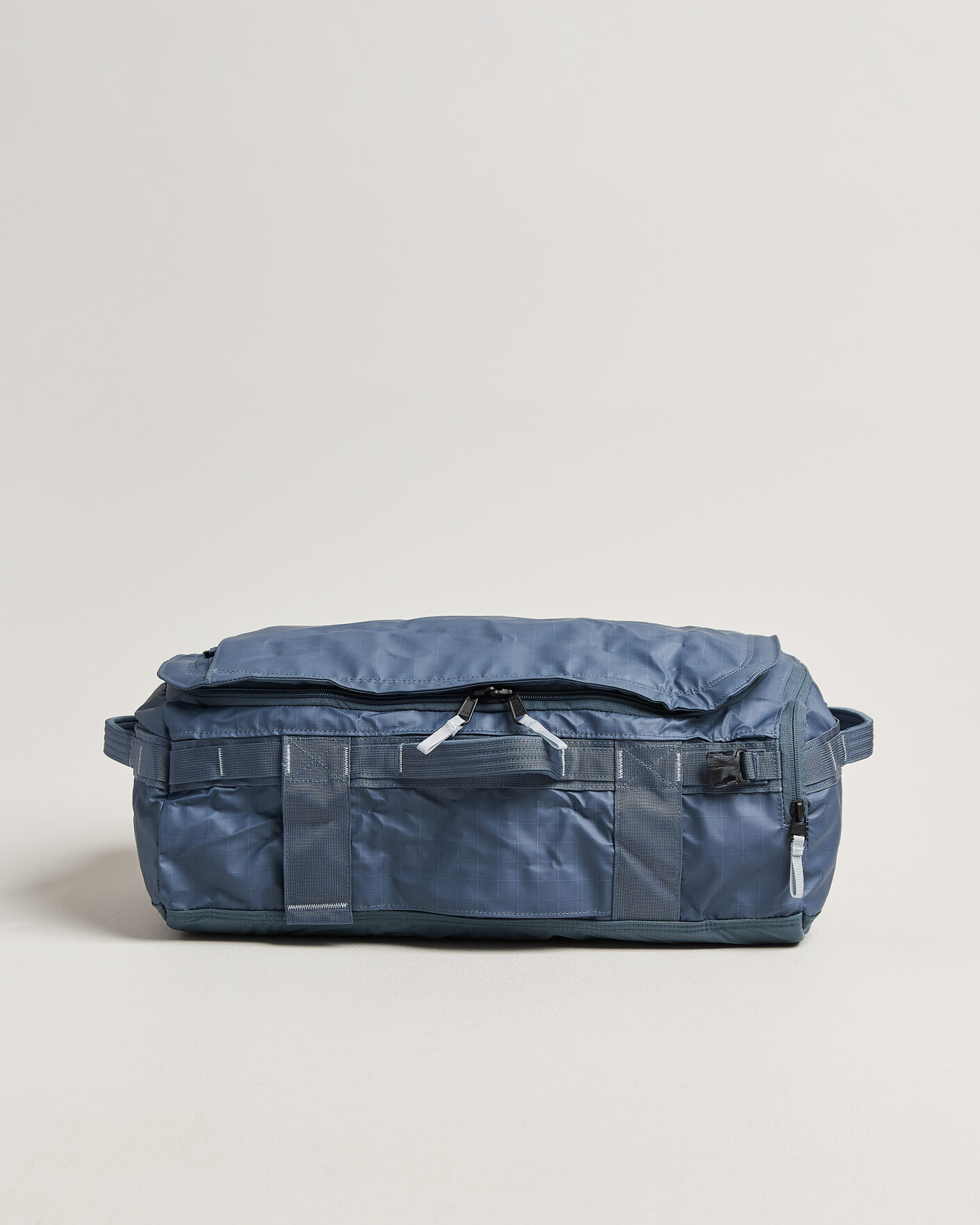 Mies | Laukut | The North Face | Base Camp Voyager Duffel 32 Granite Grey