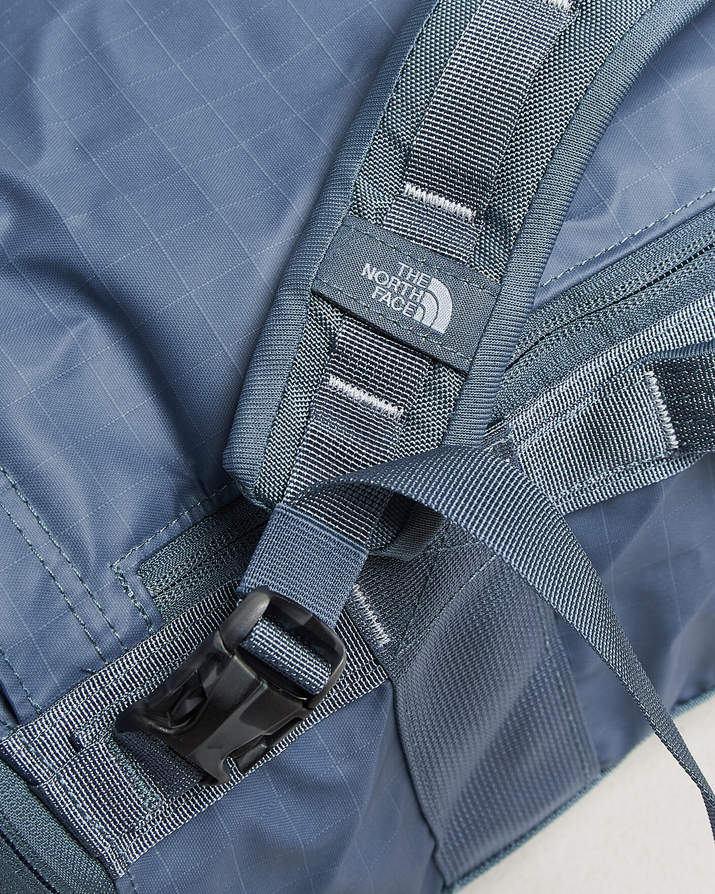 Mies | Laukut | The North Face | Base Camp Voyager Duffel 32 Granite Grey