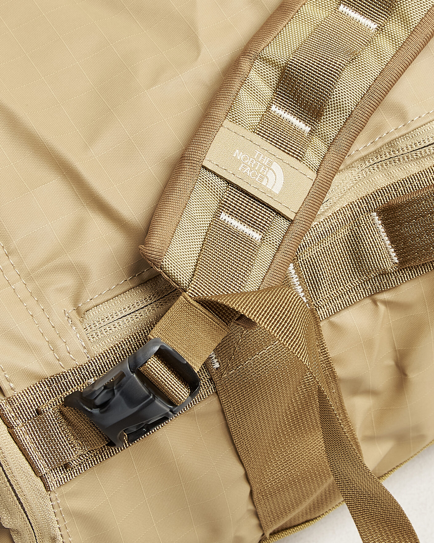 Mies | Laukut | The North Face | Base Camp Voyager Duffel 32 Khaki Stone