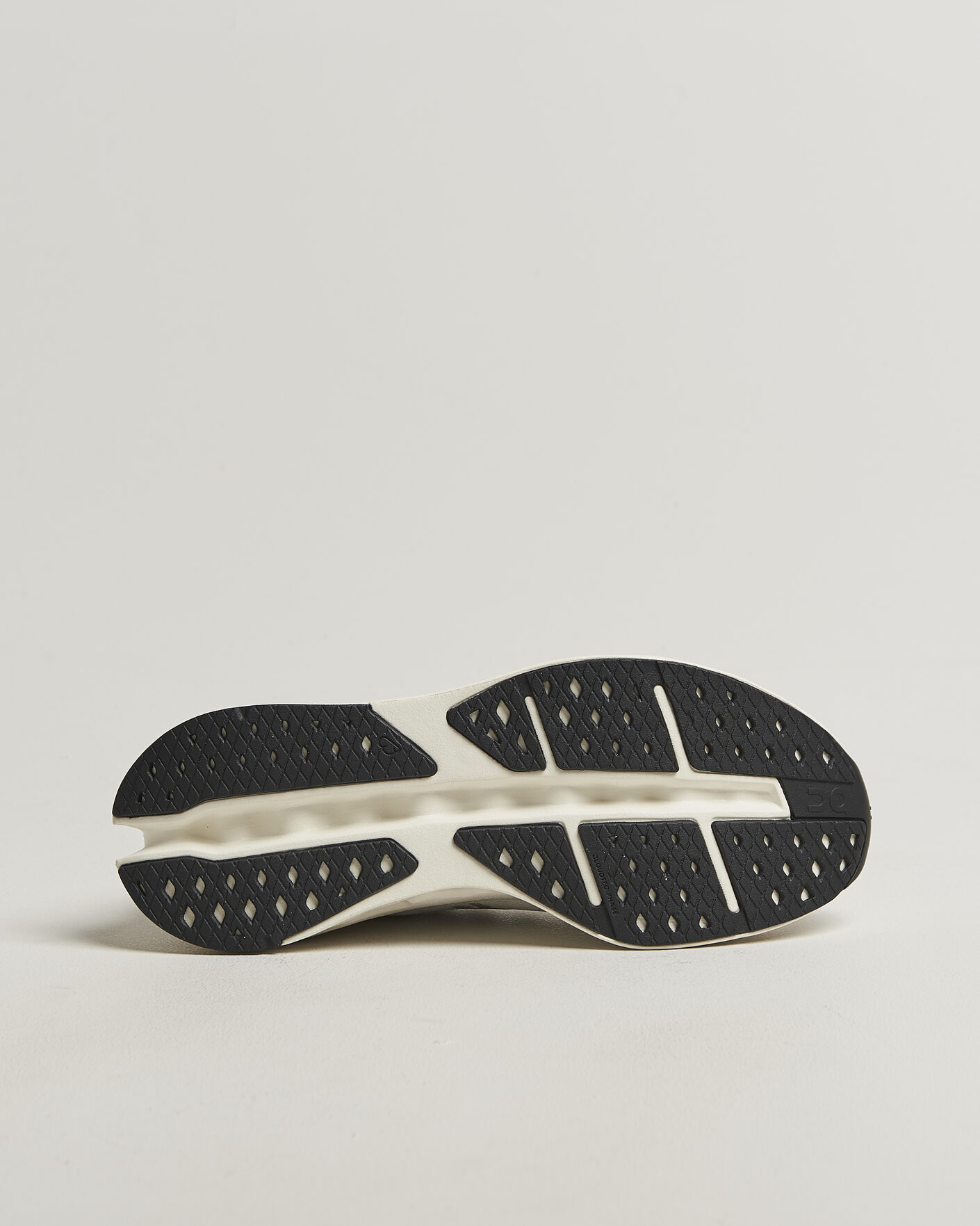 Mies | Juoksukengät | On | Cloudsurfer Max White/White