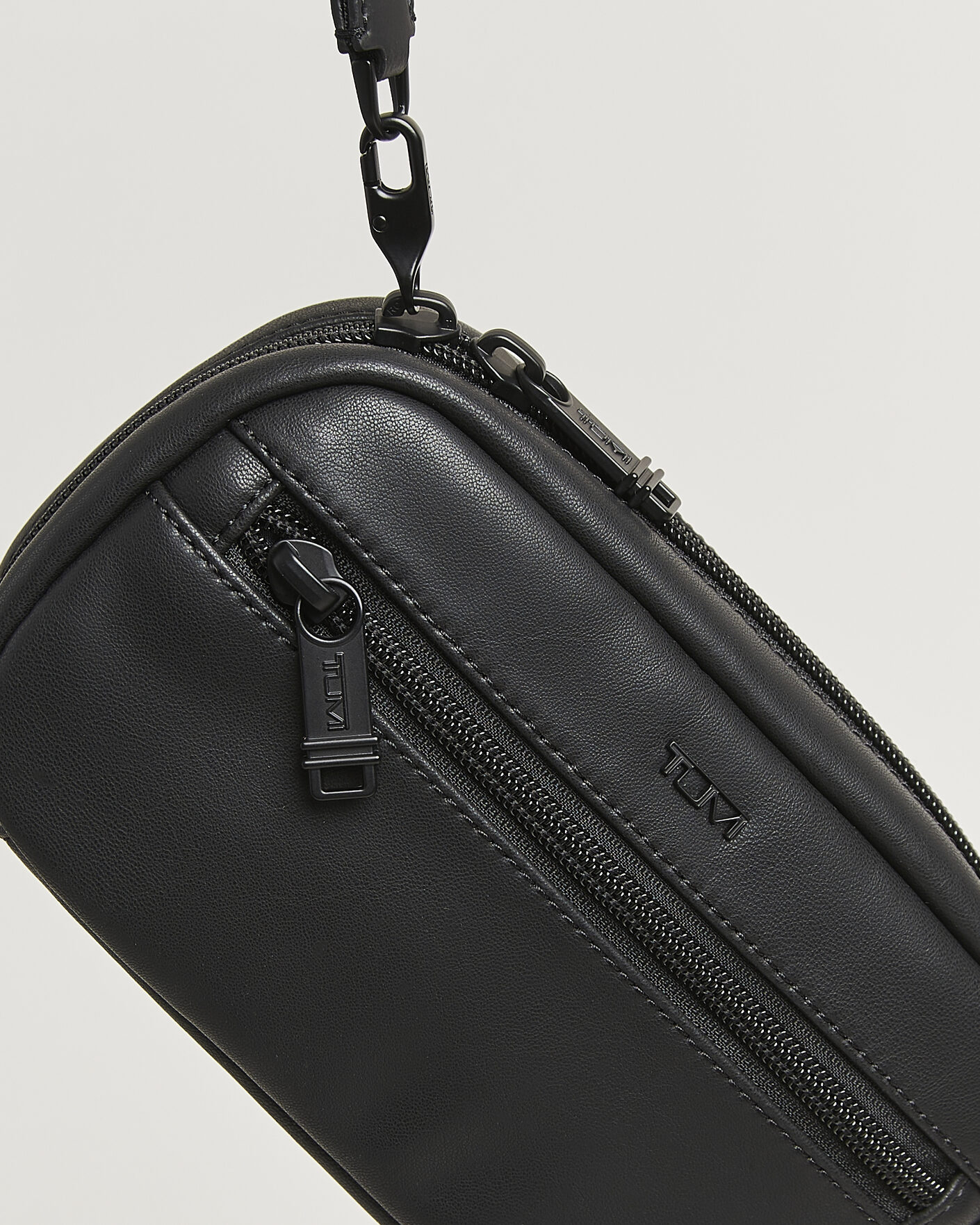 Mies | Laukut | TUMI | Leather Zip-Around Case Black