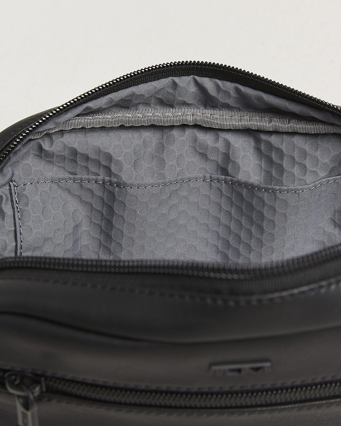 Mies | Laukut | TUMI | Leather Zip-Around Case Black