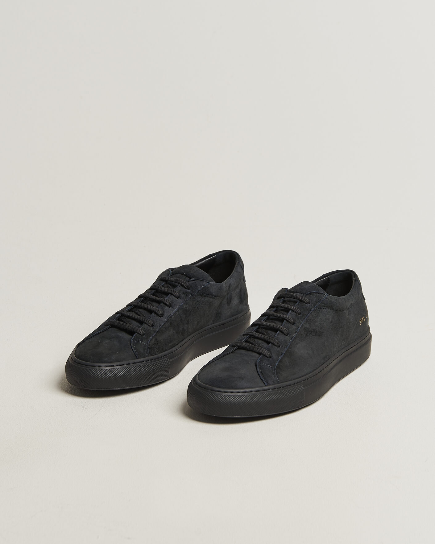 Mies | Tennarit | Common Projects | Original Achilles Suede Sneaker Off Black