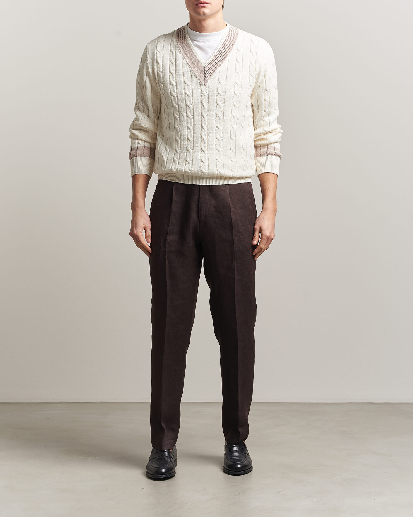 Mies | Puserot | Morgano | Cable Knitted Cotton V-Neck White/Beige
