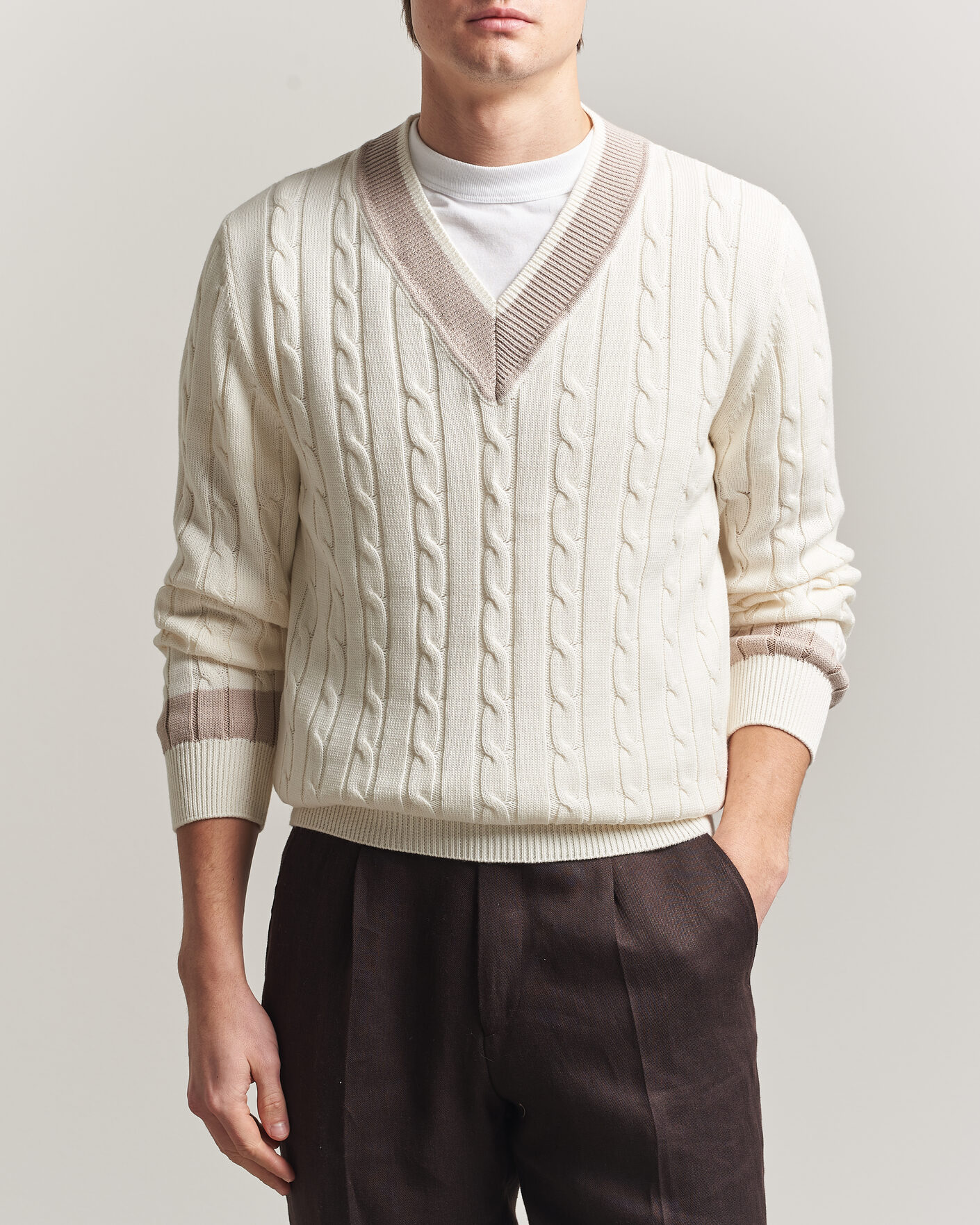 Mies | Puserot | Morgano | Cable Knitted Cotton V-Neck White/Beige