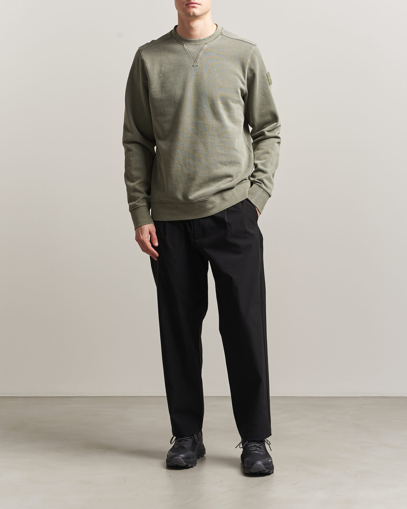 Mies | Puserot | Sail Racing | Wind Pigment Dyed Sweatshirt Mud Green