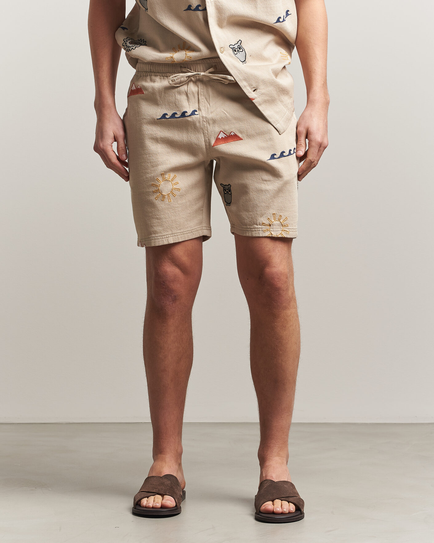 Mies | Shortsit | KnowledgeCotton Apparel | Loose Embroidery Shorts Light Feather Grey