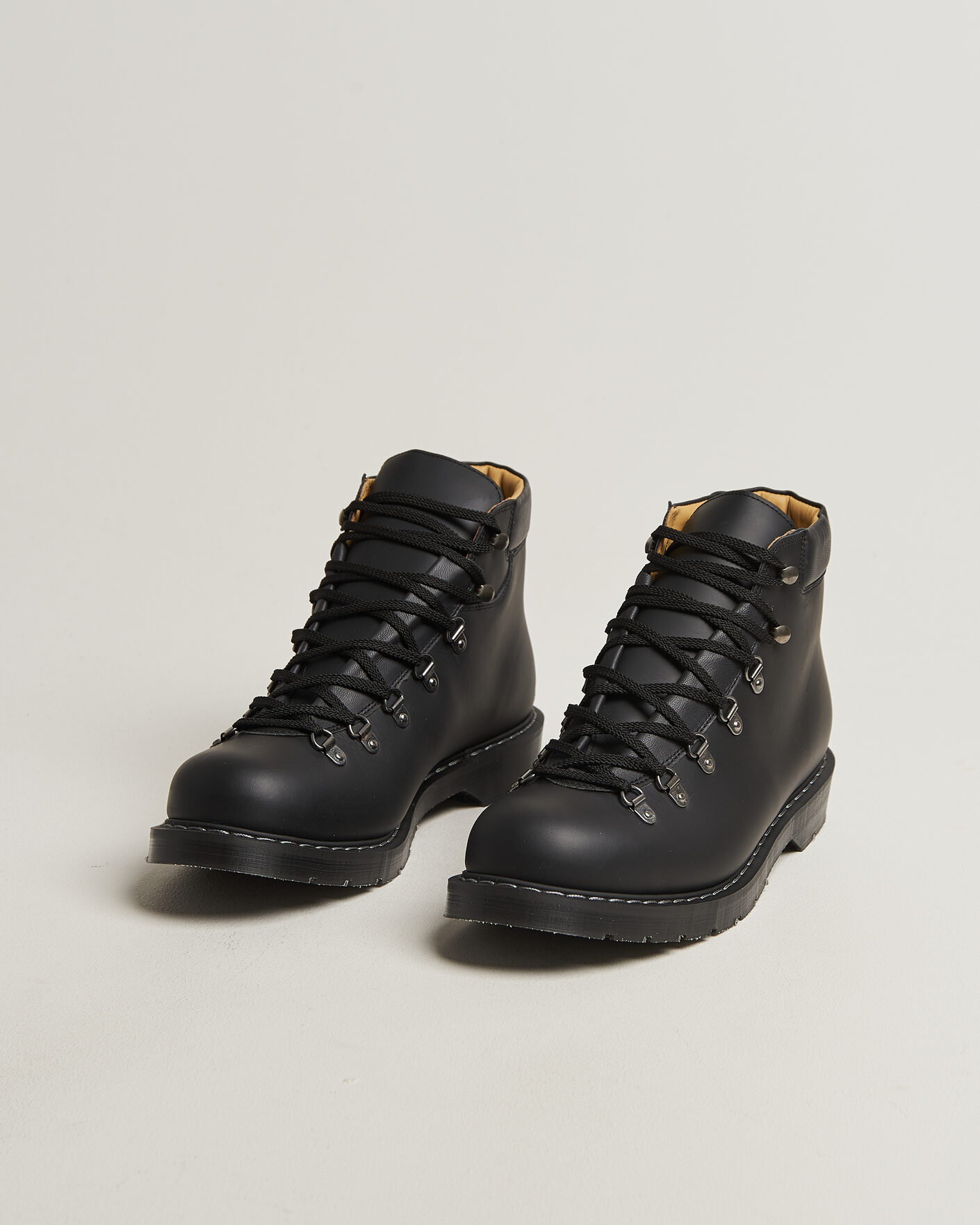 Mies | Nilkkurit | Solovair | Urban Hiker Boot Black Waxy