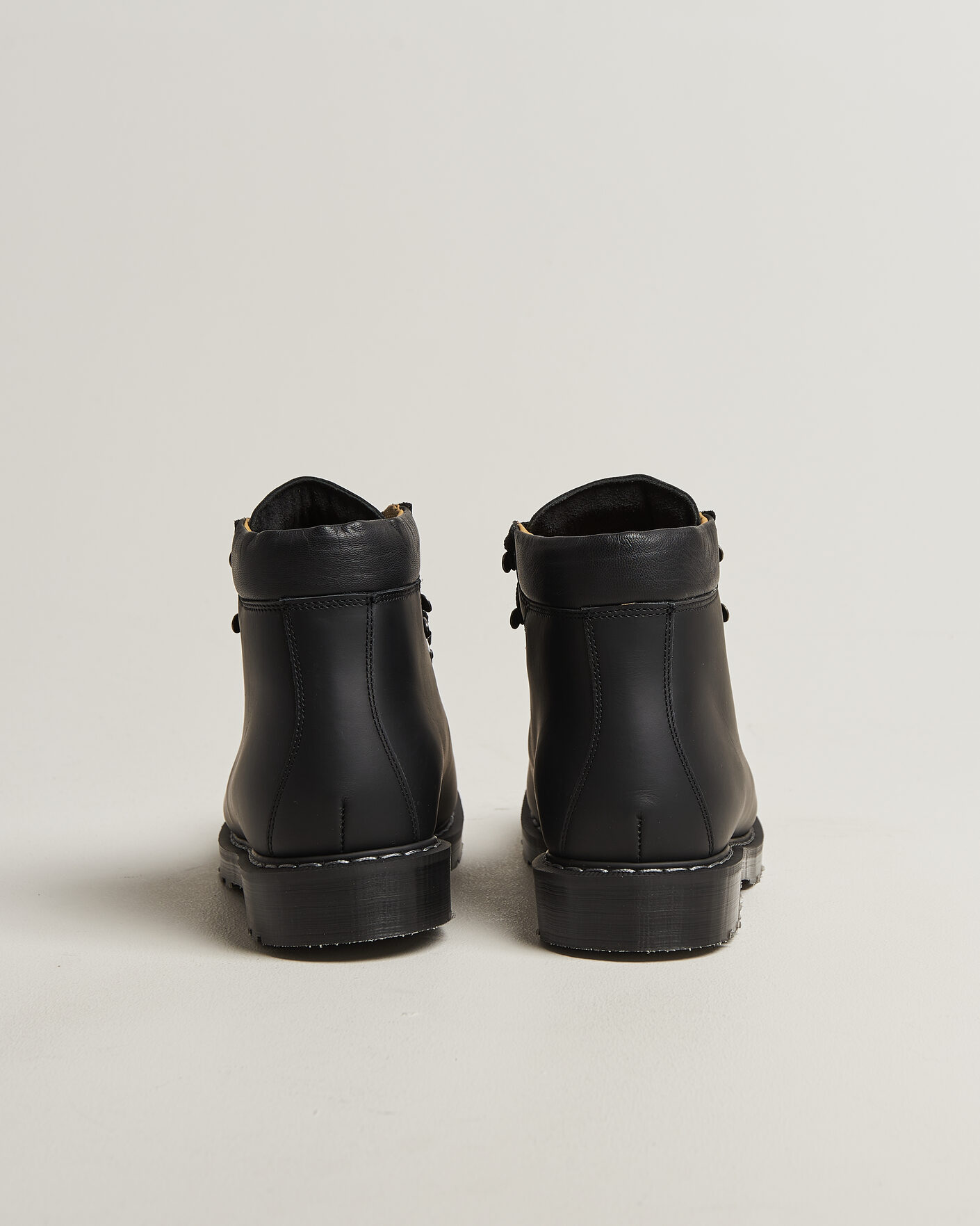 Mies | Nilkkurit | Solovair | Urban Hiker Boot Black Waxy