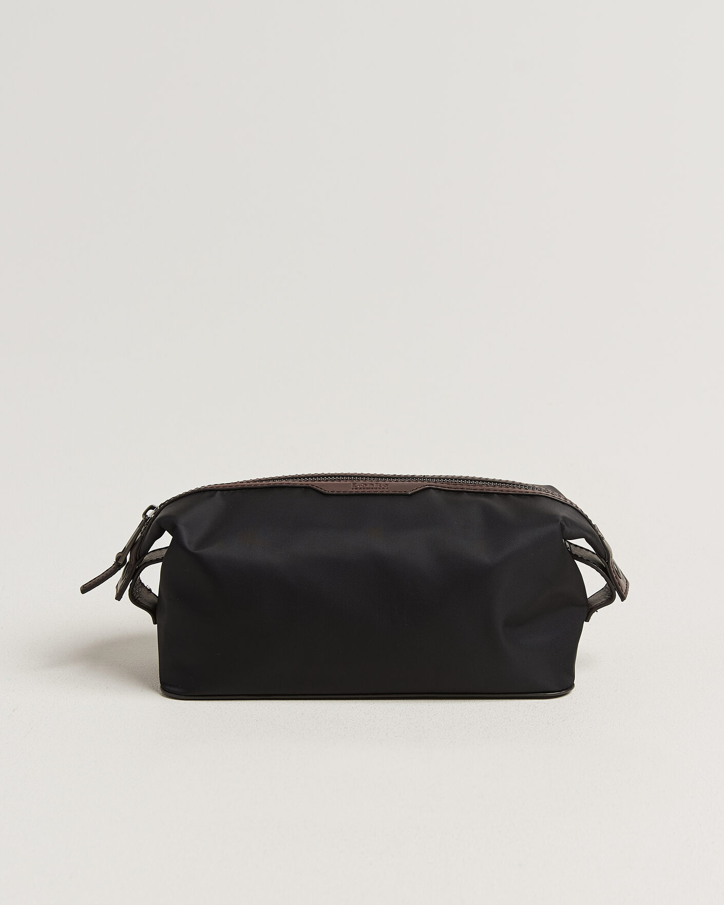 Mies | Laukut | Loake Shoemakers | Welland Nylon/Leather Washbag Black