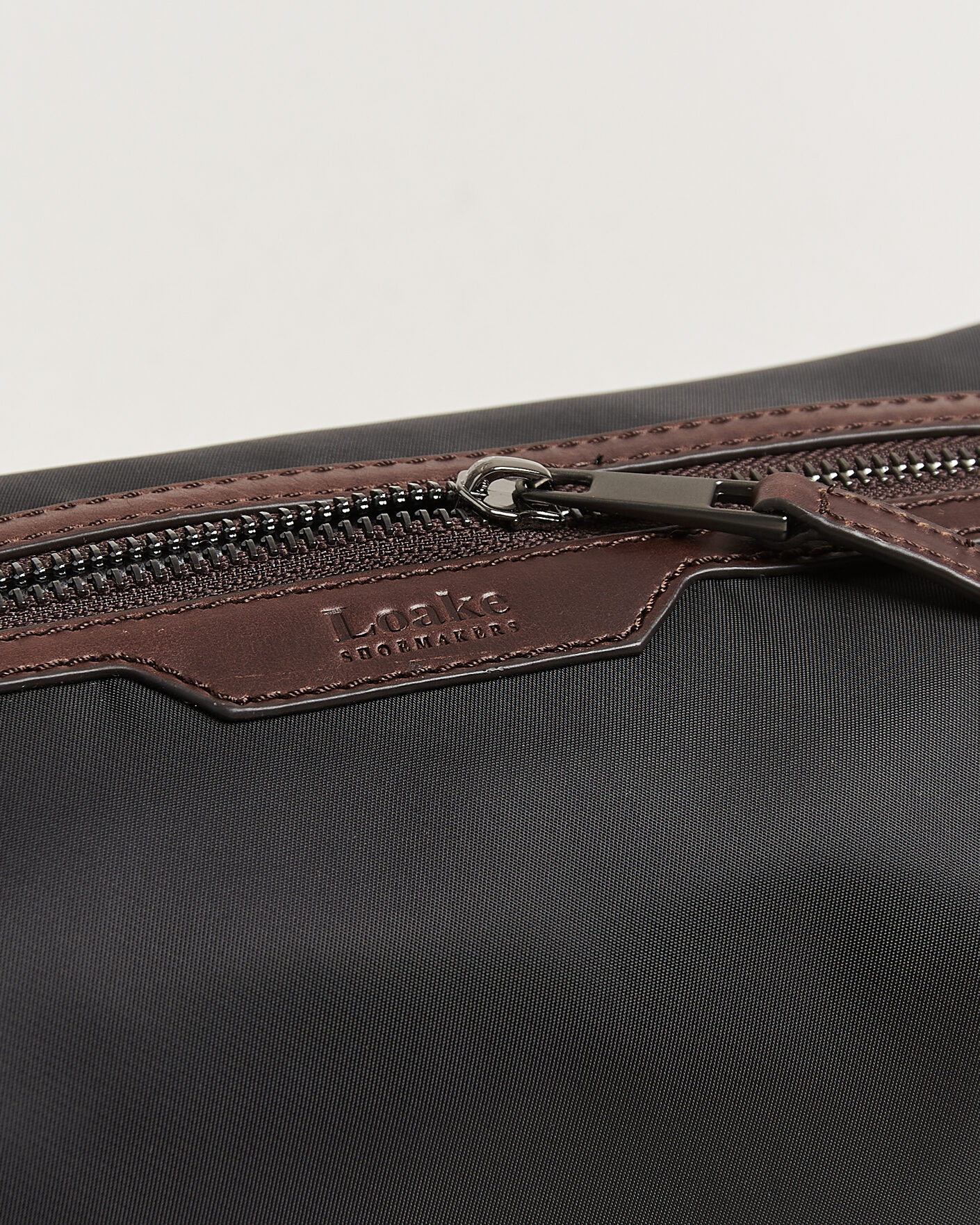 Mies | Laukut | Loake Shoemakers | Welland Nylon/Leather Washbag Black