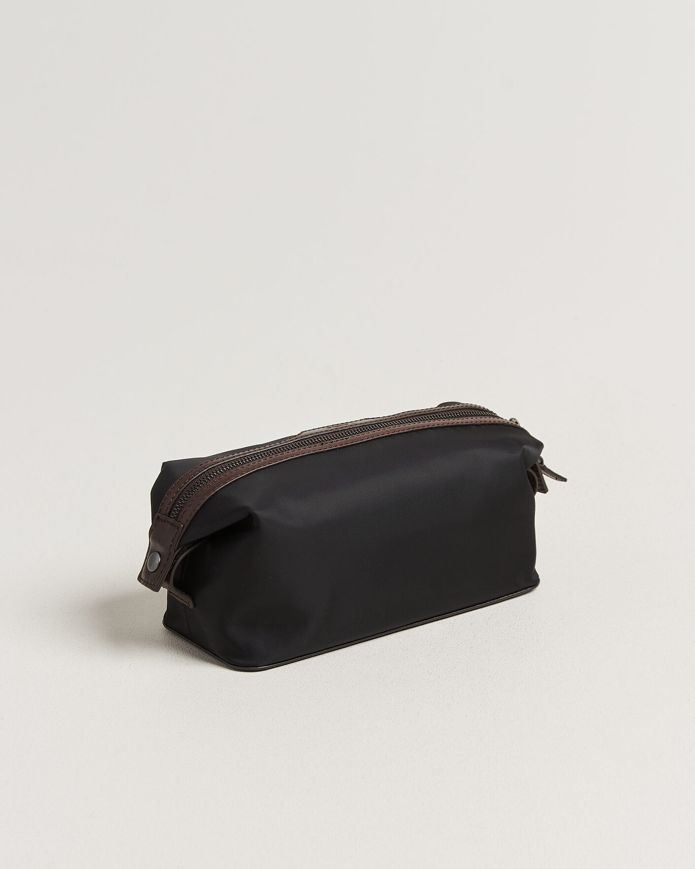 Mies | Laukut | Loake Shoemakers | Welland Nylon/Leather Washbag Black