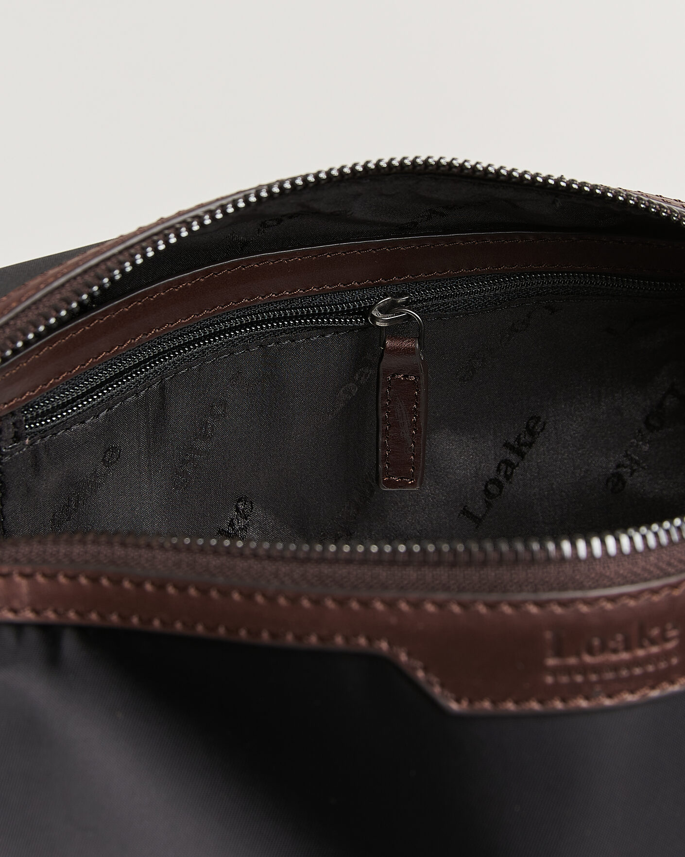Mies | Laukut | Loake Shoemakers | Welland Nylon/Leather Washbag Black