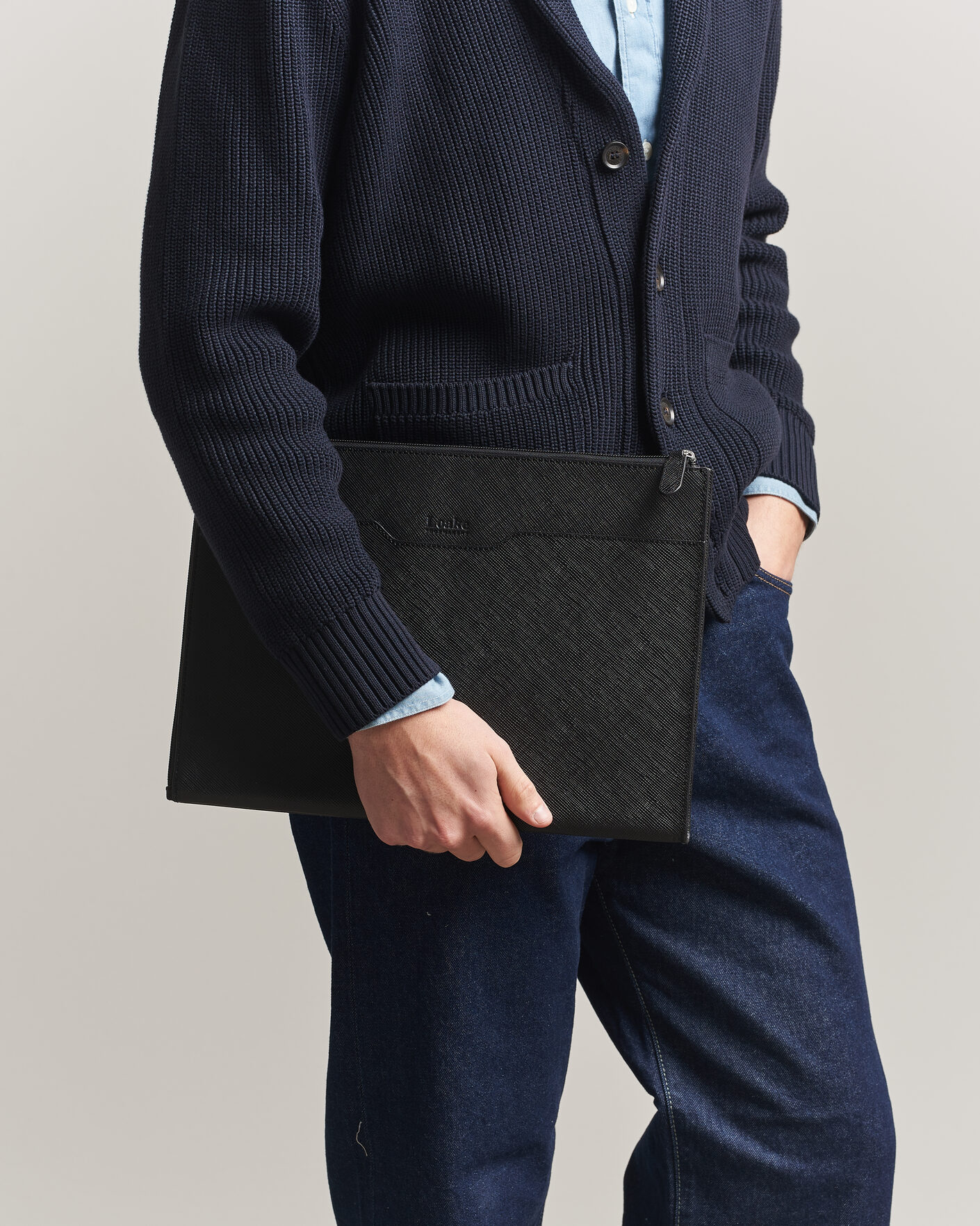 Mies | Laukut | Loake Shoemakers | Gresham Grain Leather Laptop Cover Black