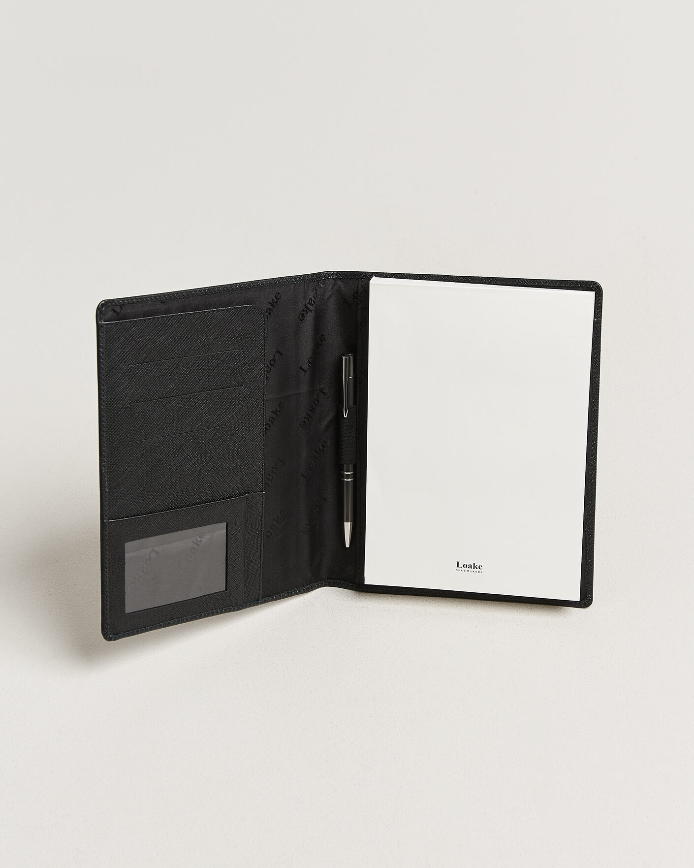 Mies | Lehtiöt | Loake Shoemakers | Savoy Grain Leather Notebook Black