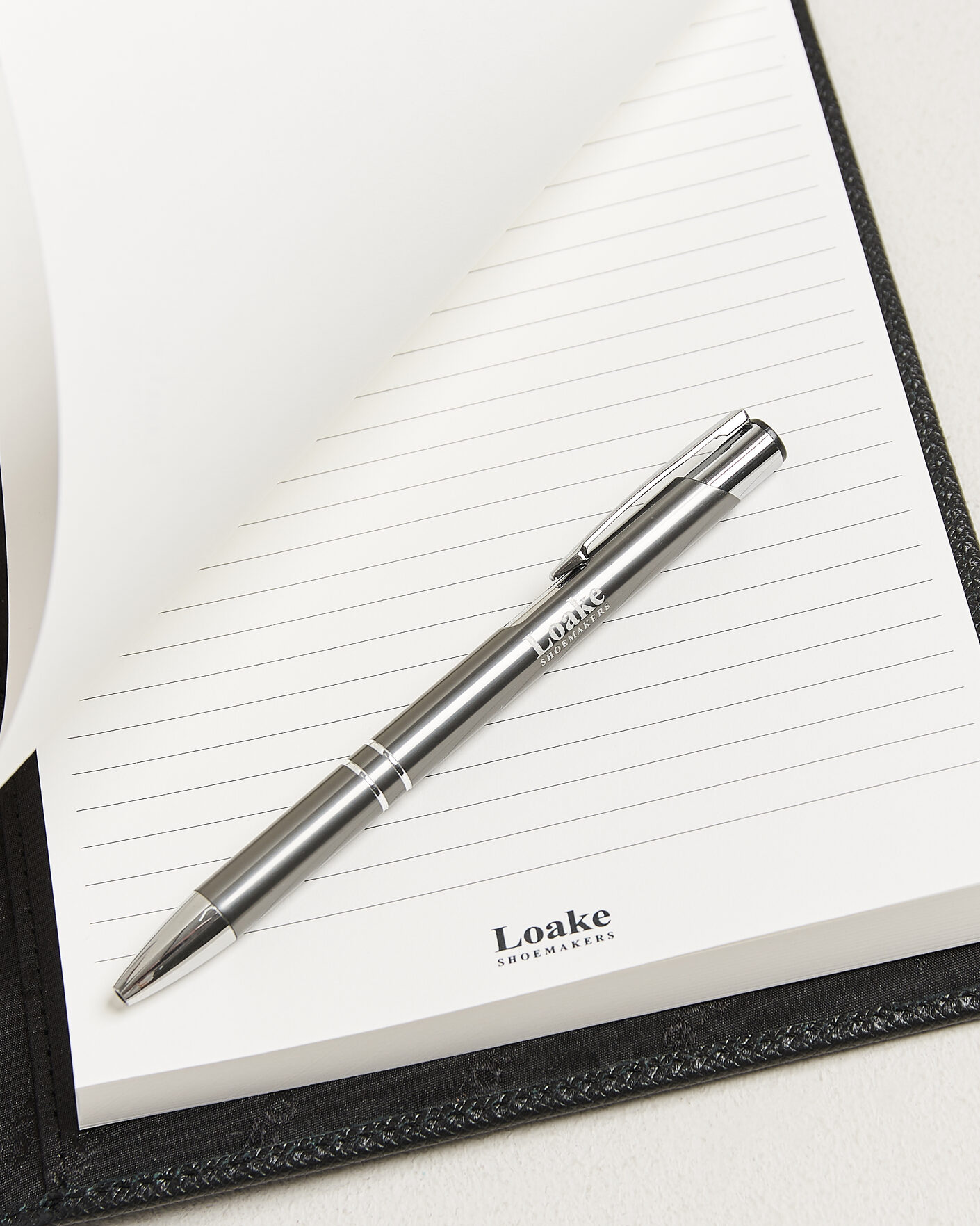 Mies | Lehtiöt | Loake Shoemakers | Savoy Grain Leather Notebook Black